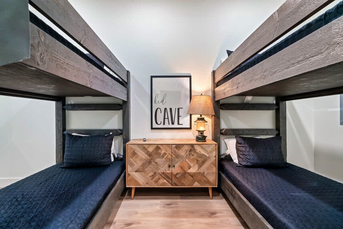 Luxe Cabin W Indoor Pool・Spacious Cabin, Sleeps 10