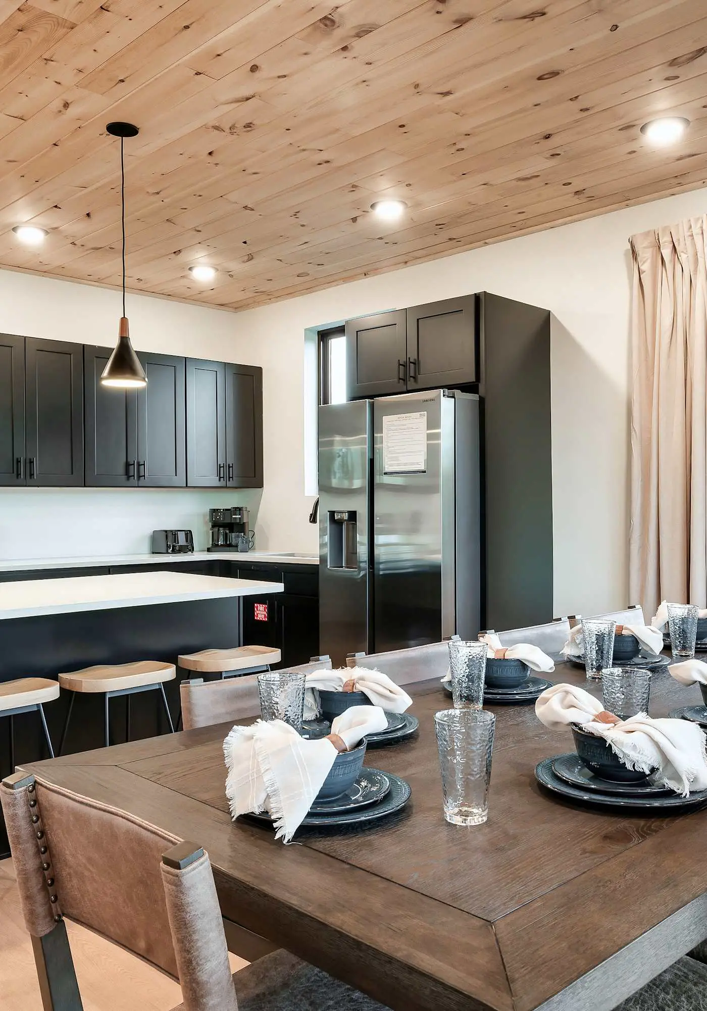 Modern Luxury・Pool, Hot Tub & Near Water Parks!