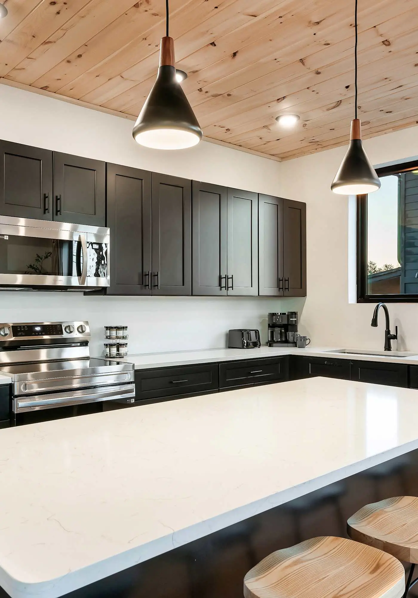 Modern Luxury・Pool, Hot Tub & Near Water Parks!