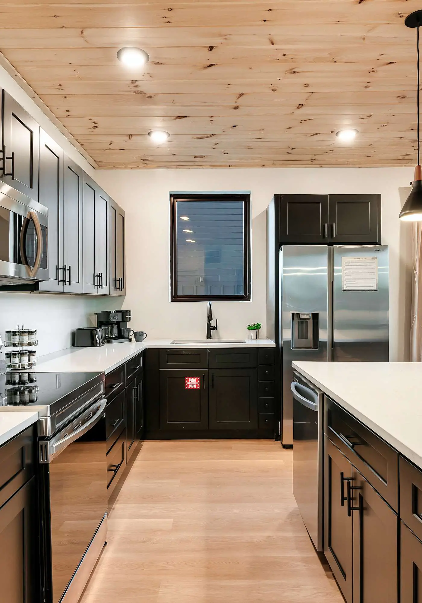 Modern Luxury・Pool, Hot Tub & Near Water Parks!