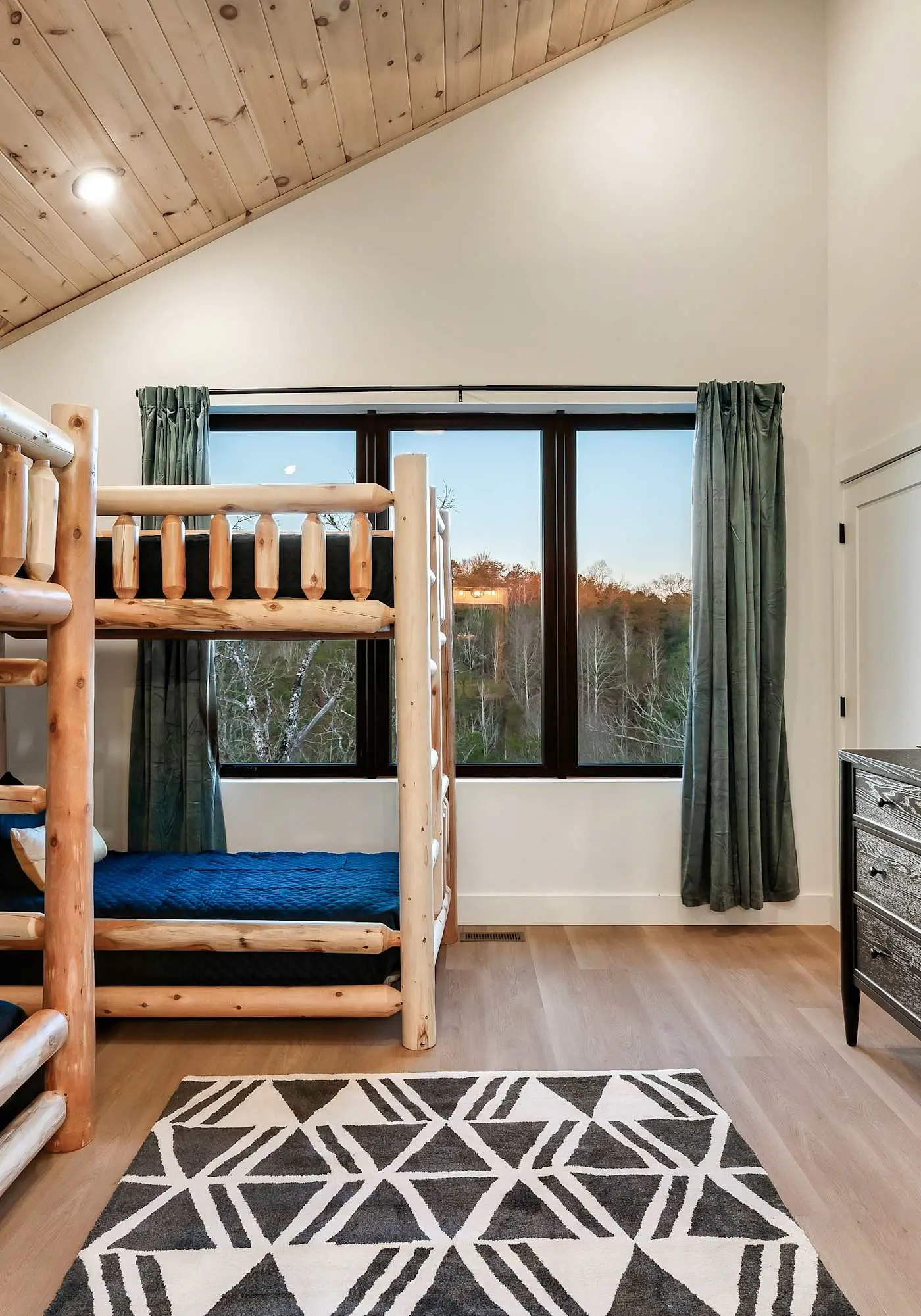 Modern Luxury・Pool, Hot Tub & Near Water Parks!