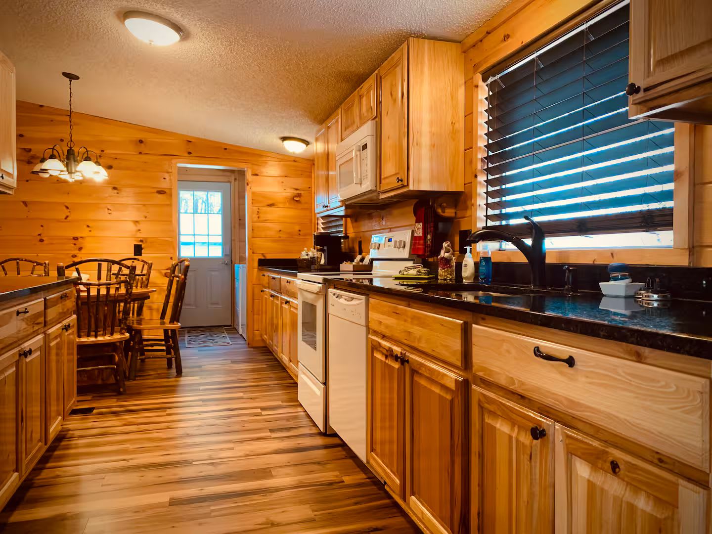 Sleeps 6・Cozy Cabin・Spacious Outdoor・View・Firepit