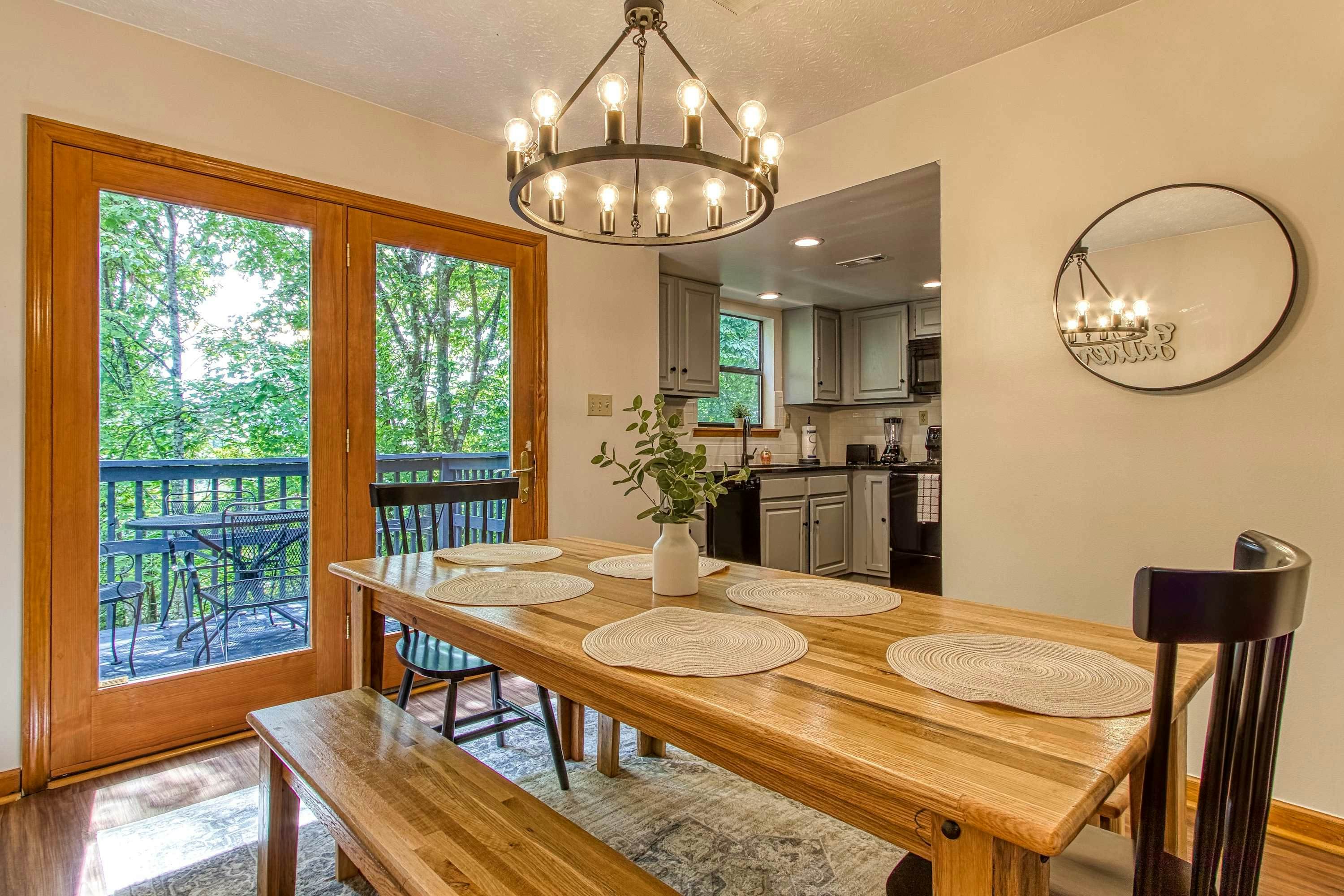 Prime Location・Pet Friendly・Pool・Grill・Sleeps 8