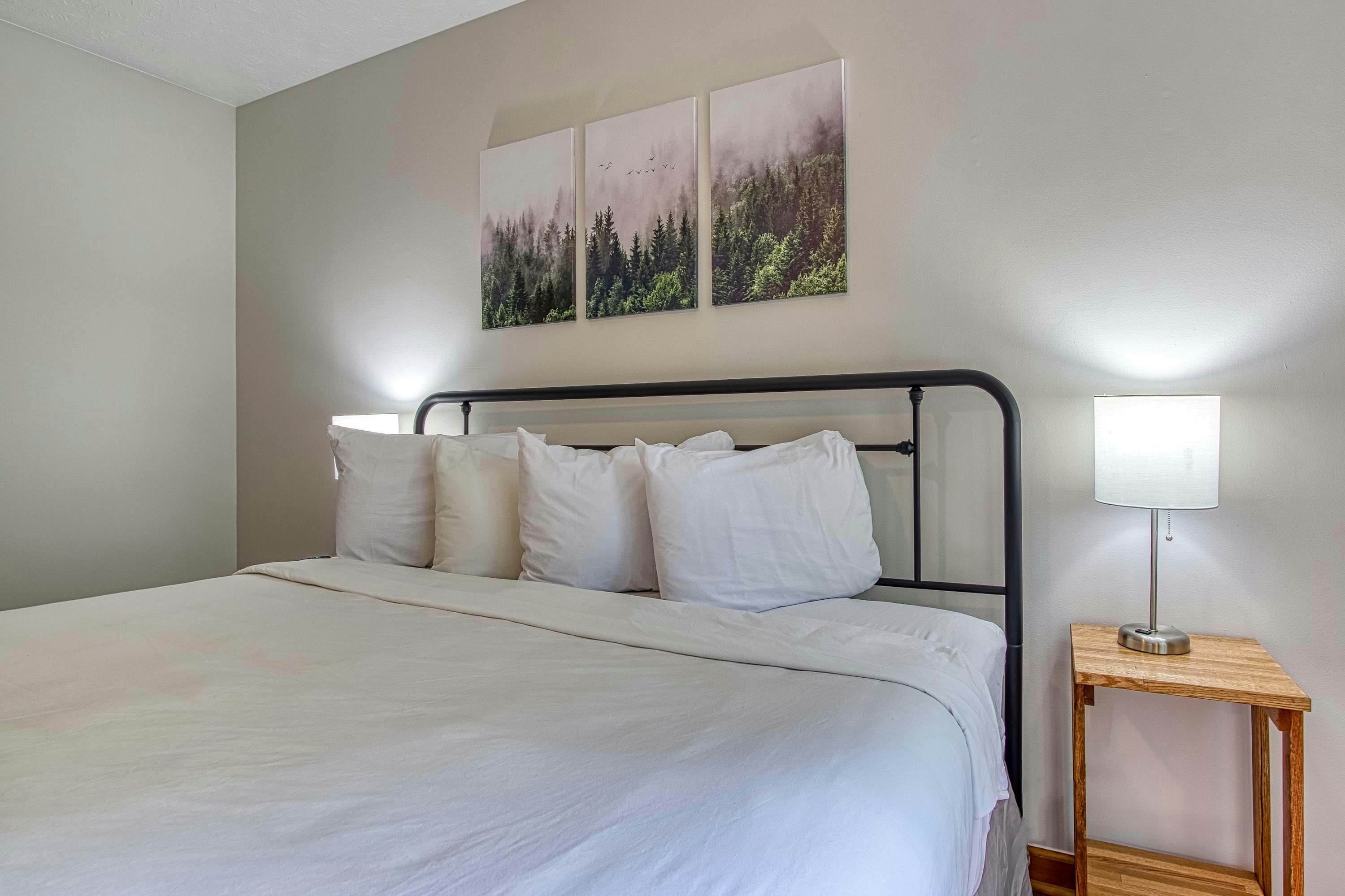 Prime Location・Pet Friendly・Pool・Grill・Sleeps 8