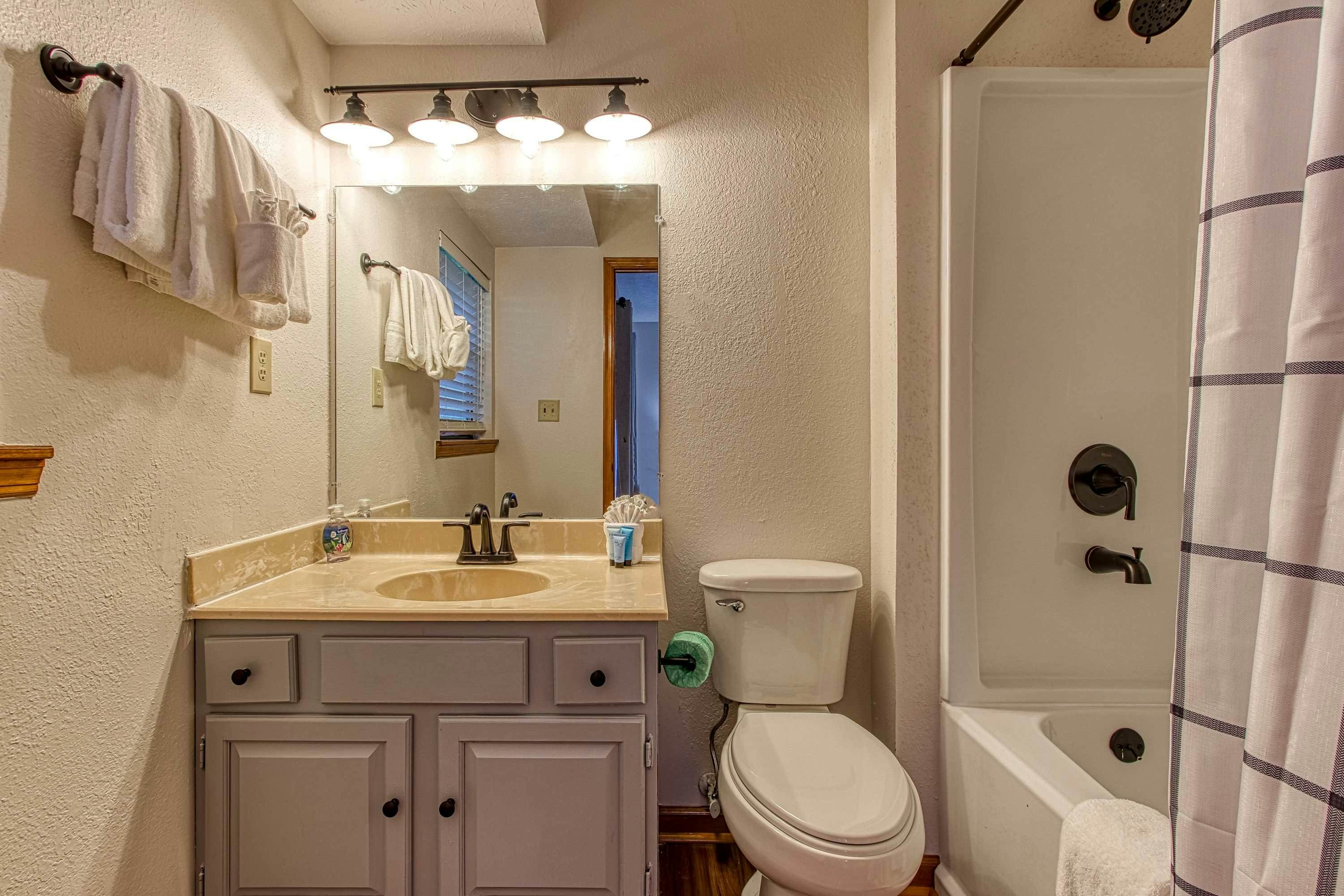 Prime Location・Pet Friendly・Pool・Grill・Sleeps 8