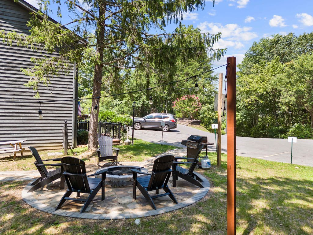 Prime Location・Pet Friendly・Pool・Grill・Sleeps 8