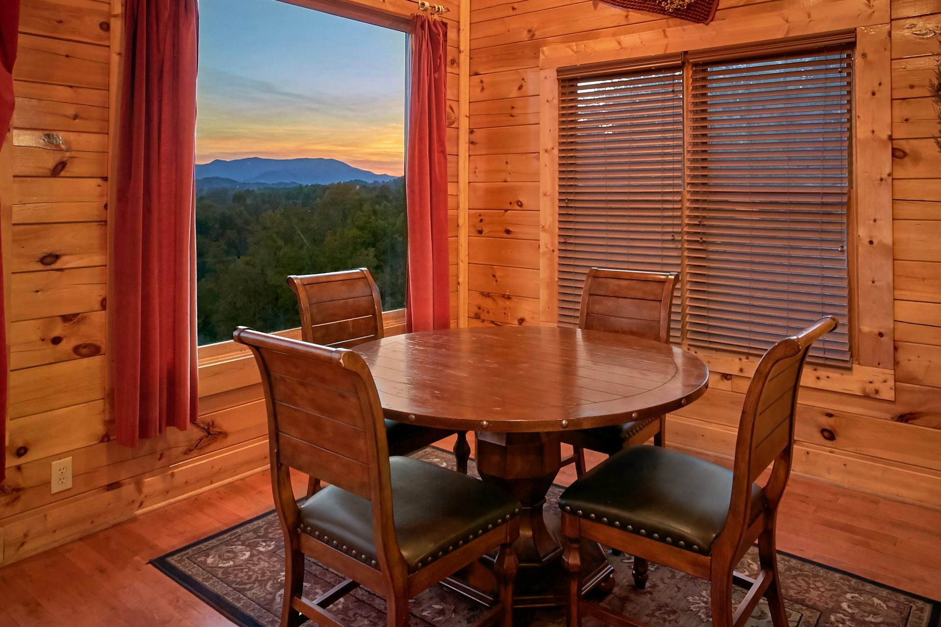 Scenic Getaway, Sleeps 8・Views, Games, Hot tub