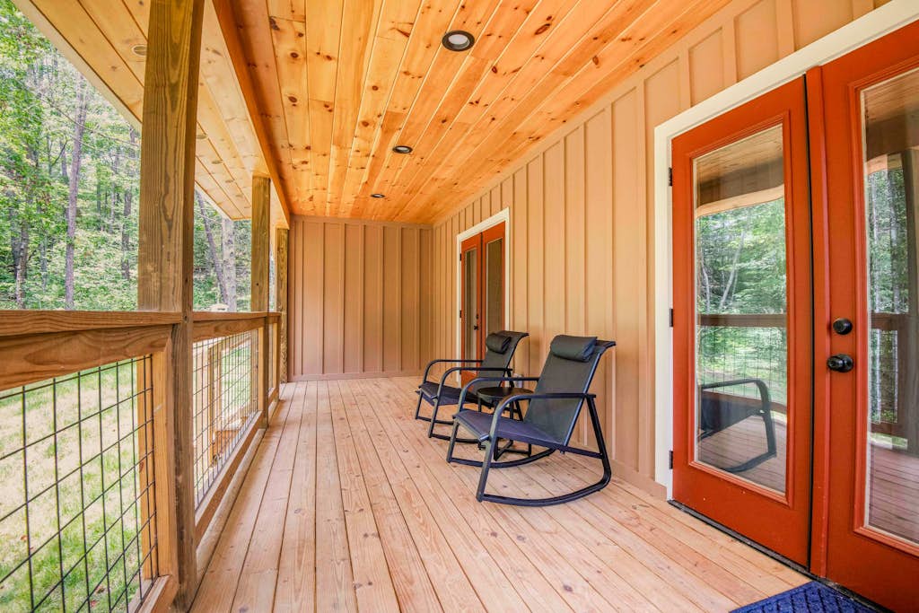 Serene Cabin Hideaway, Sleeps 8・Pet Friendly・Deck