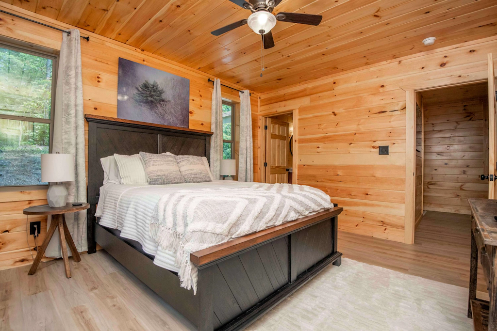 Serene Cabin Hideaway, Sleeps 8・Pet Friendly・Deck