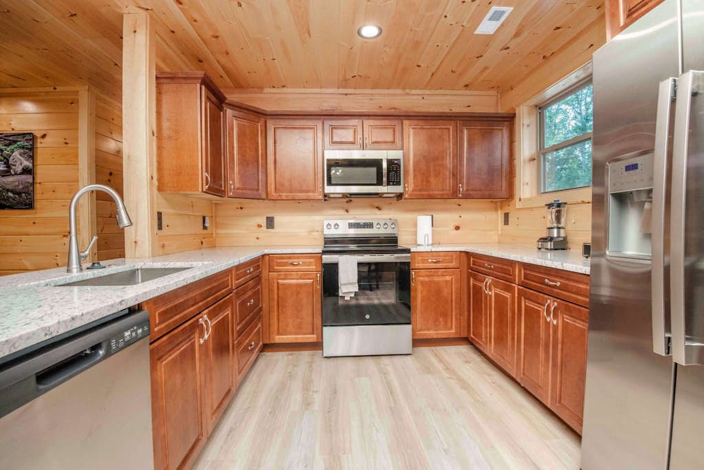 Serene Cabin Hideaway, Sleeps 8・Pet Friendly・Deck