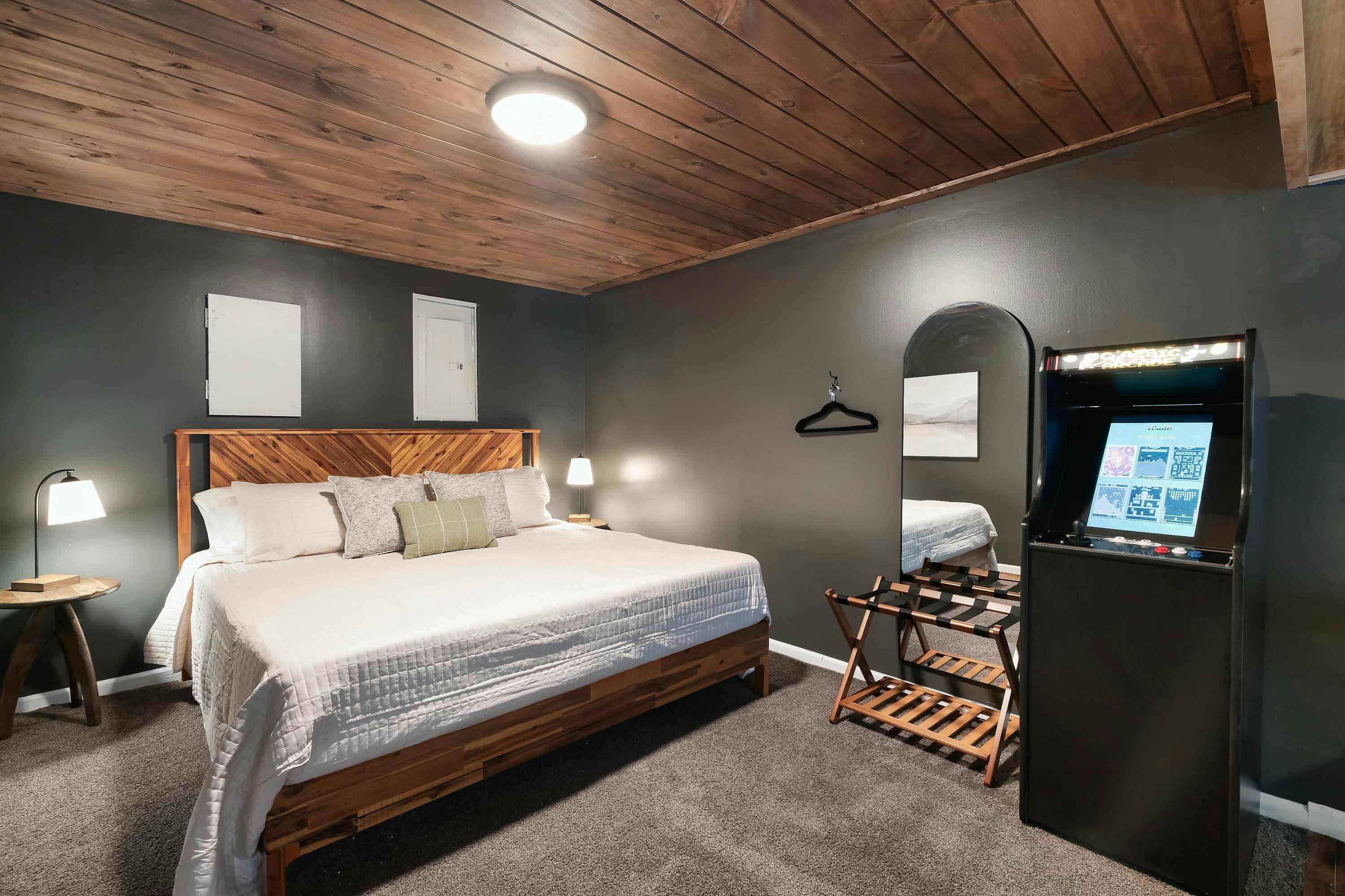 New Remodeled・Sleeps 6・Near Downtown・Hot tub・Games