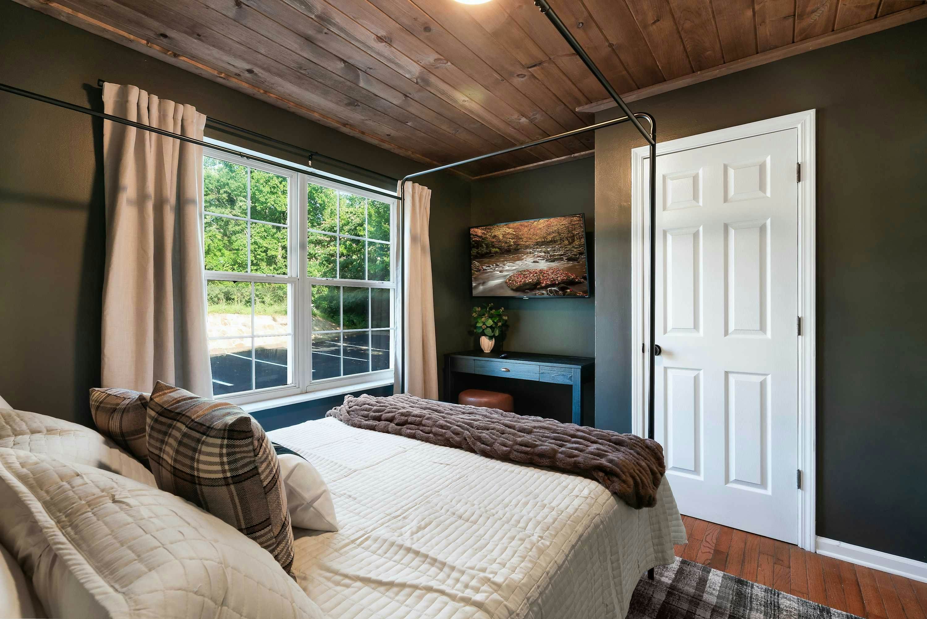 New Remodeled・Sleeps 6・Near Downtown・Hot tub・Games