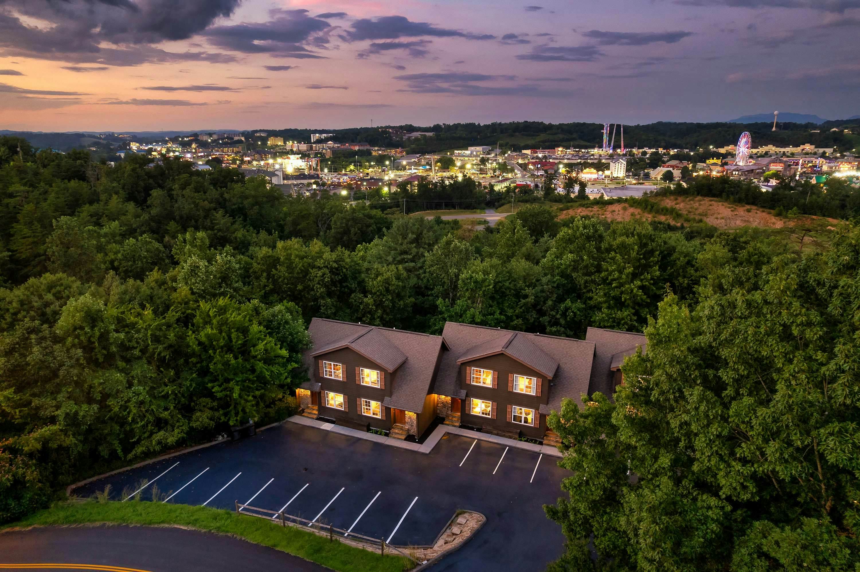 New Remodeled・Sleeps 6・Near Downtown・Hot tub・Games