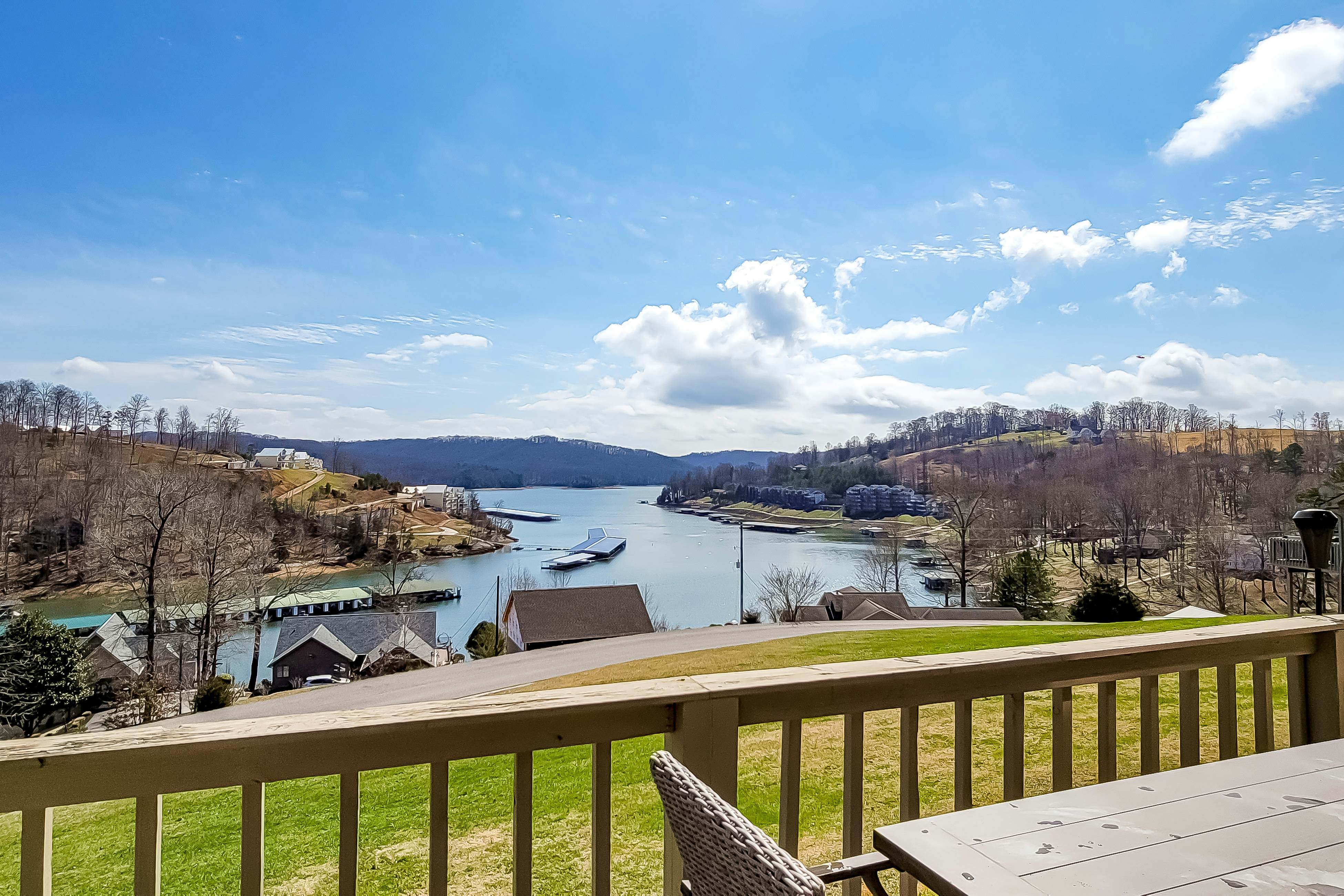 Lovely Lakeside Stay, Sleeps 16・Tennis Court・Deck