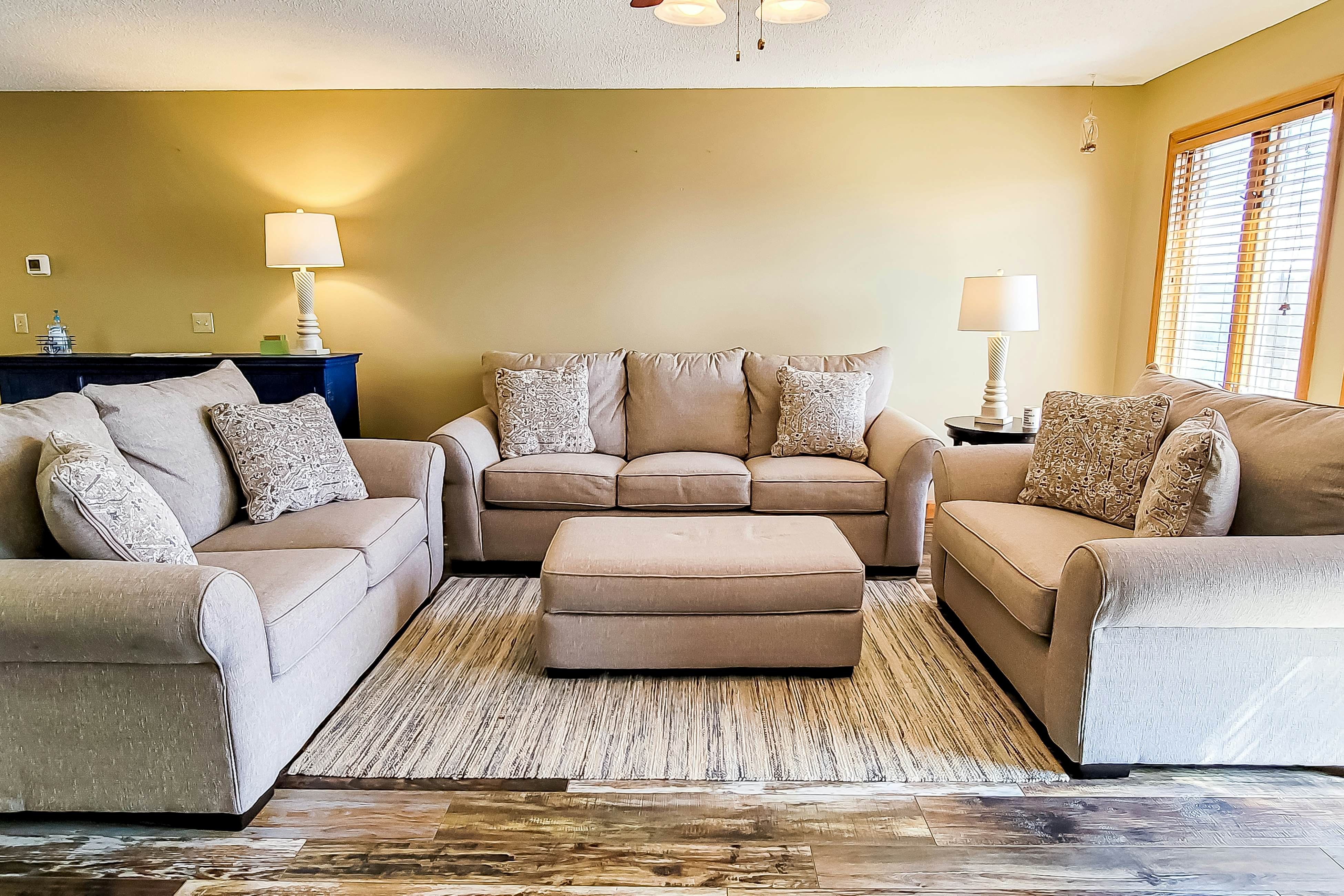 Lovely Lakeside Stay, Sleeps 16・Tennis Court・Deck