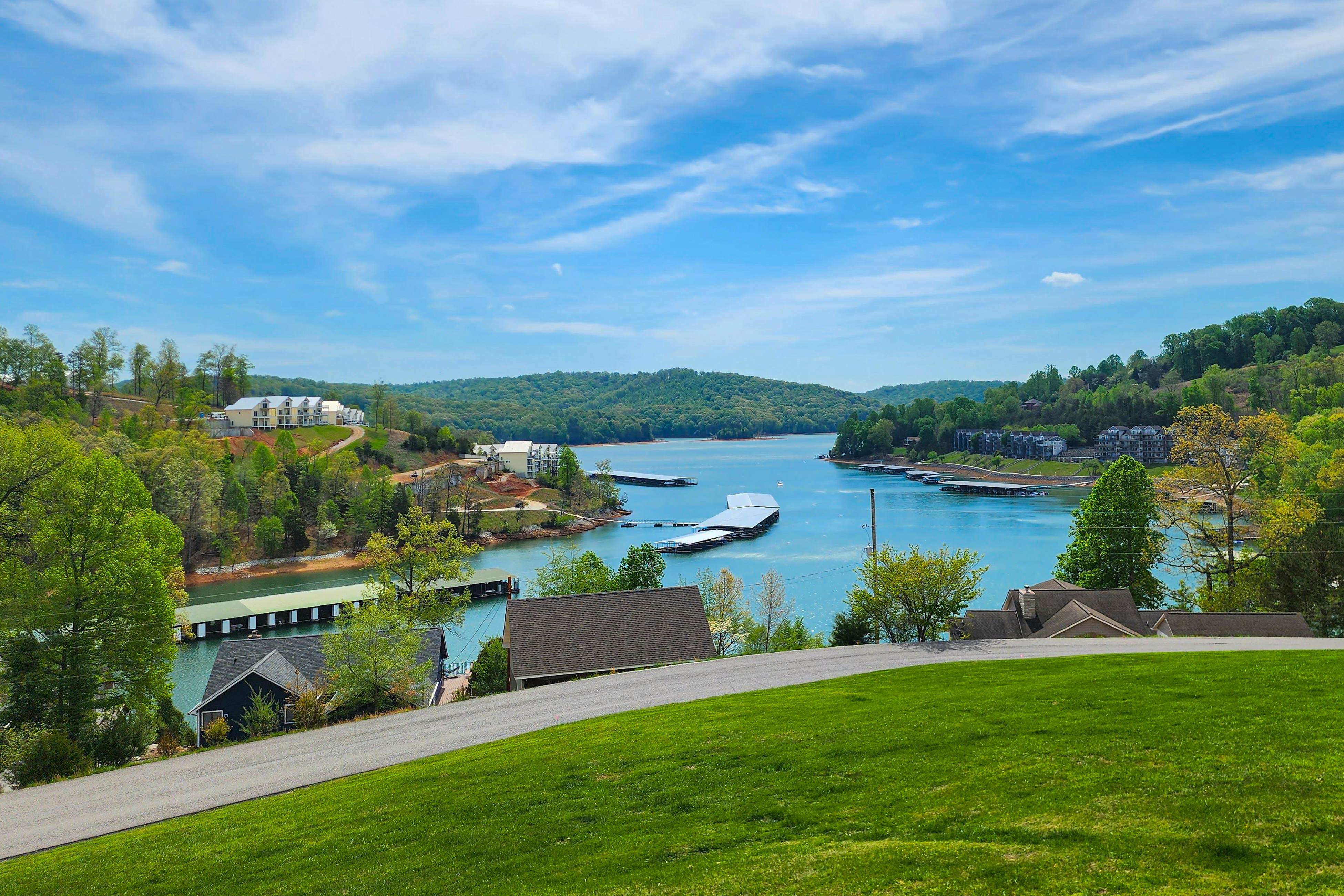 Lovely Lakeside Stay, Sleeps 16・Tennis Court・Deck