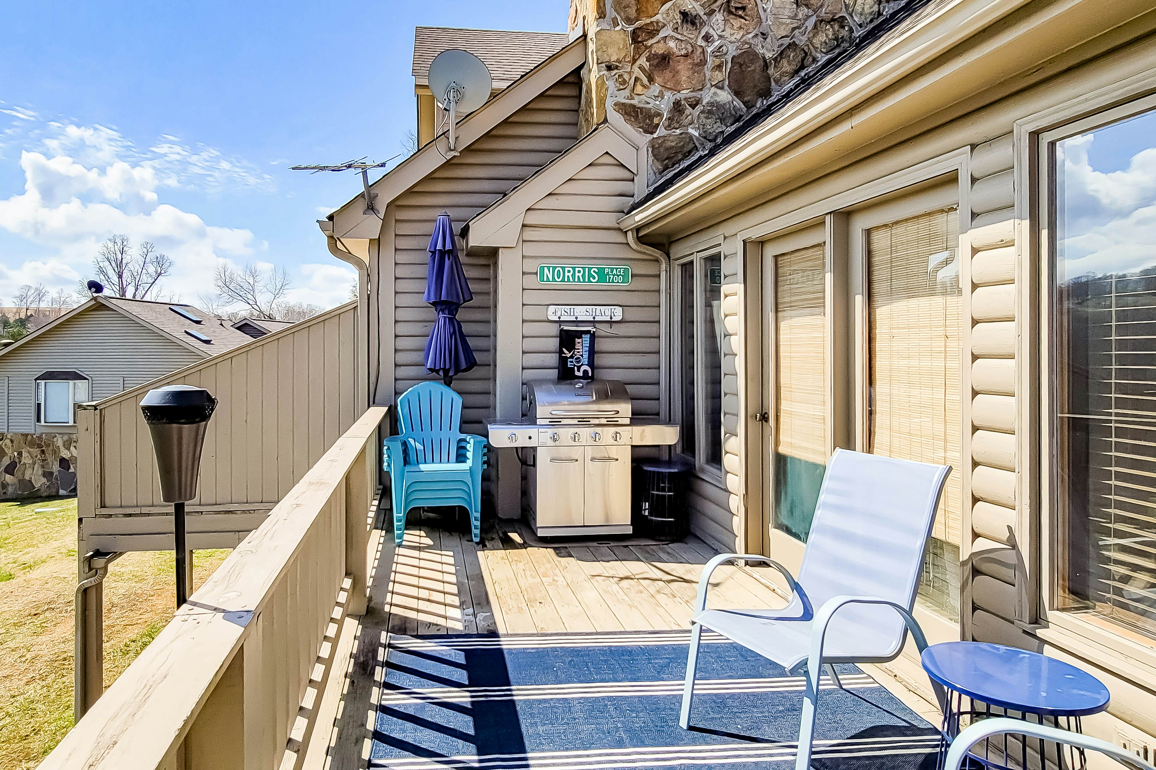 Lovely Lakeside Stay, Sleeps 16・Tennis Court・Deck