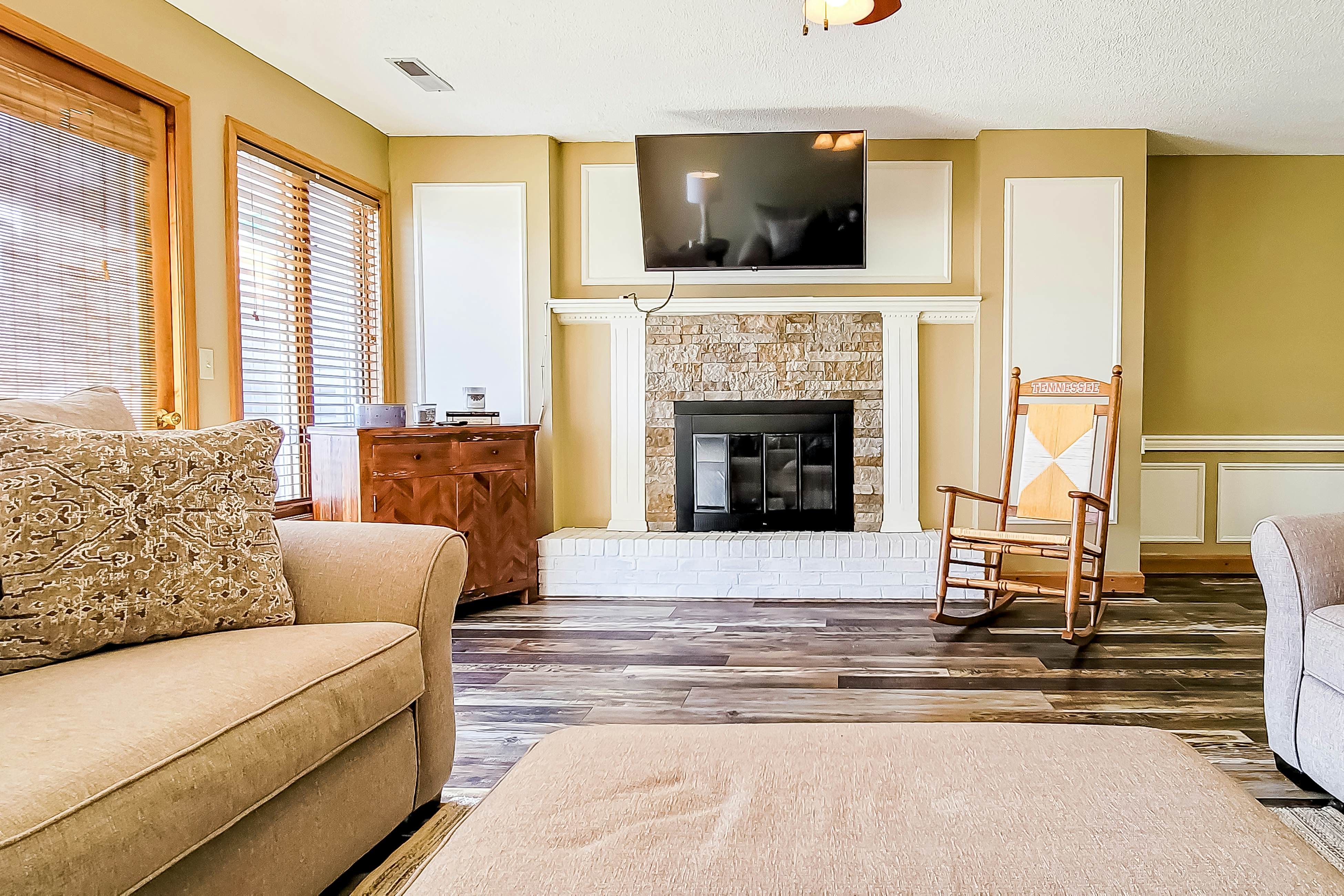 Lovely Lakeside Stay, Sleeps 16・Tennis Court・Deck