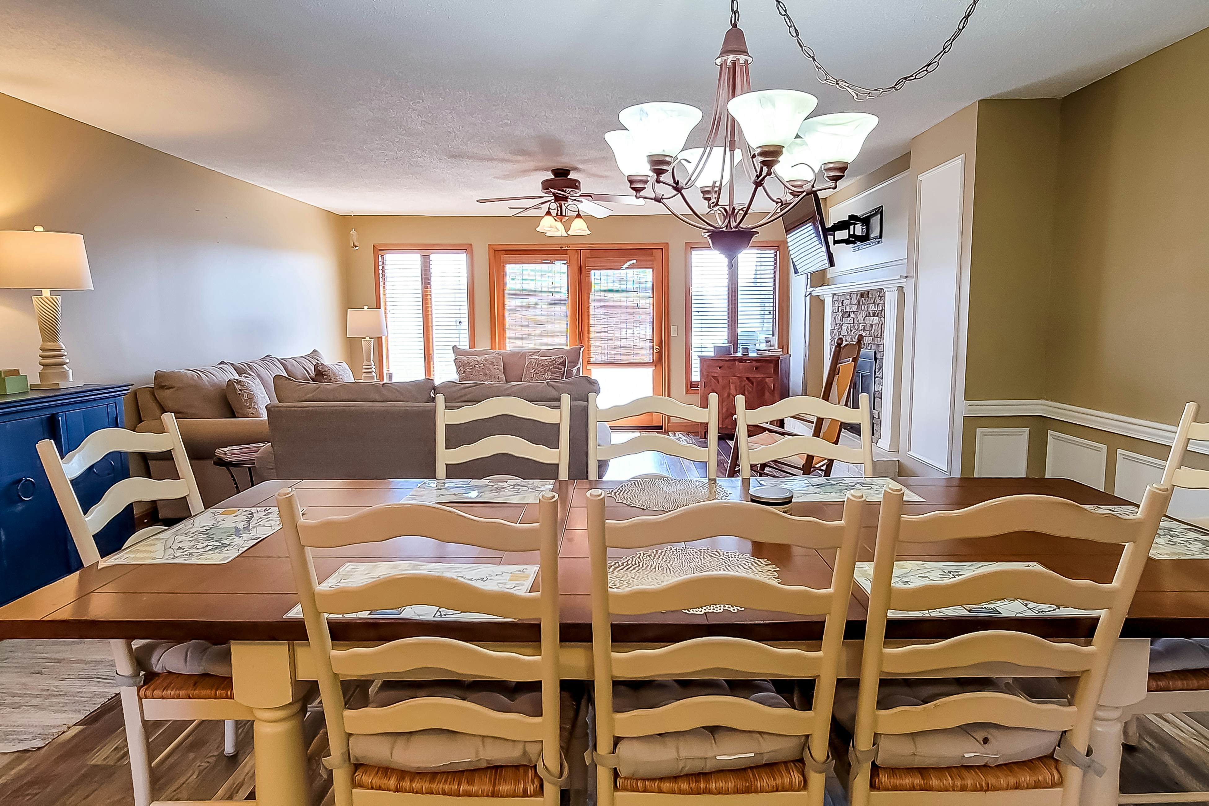 Lovely Lakeside Stay, Sleeps 16・Tennis Court・Deck