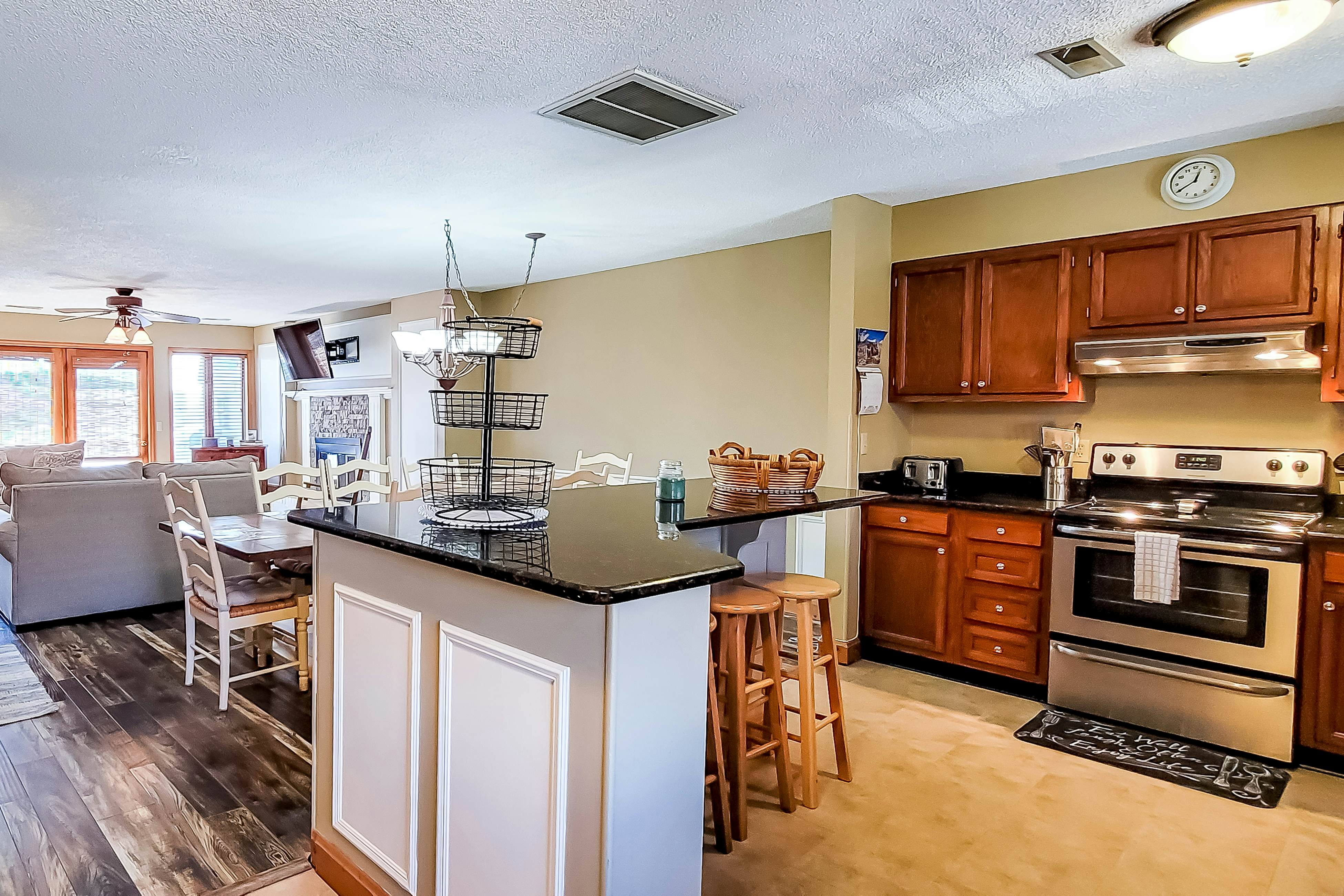 Lovely Lakeside Stay, Sleeps 16・Tennis Court・Deck