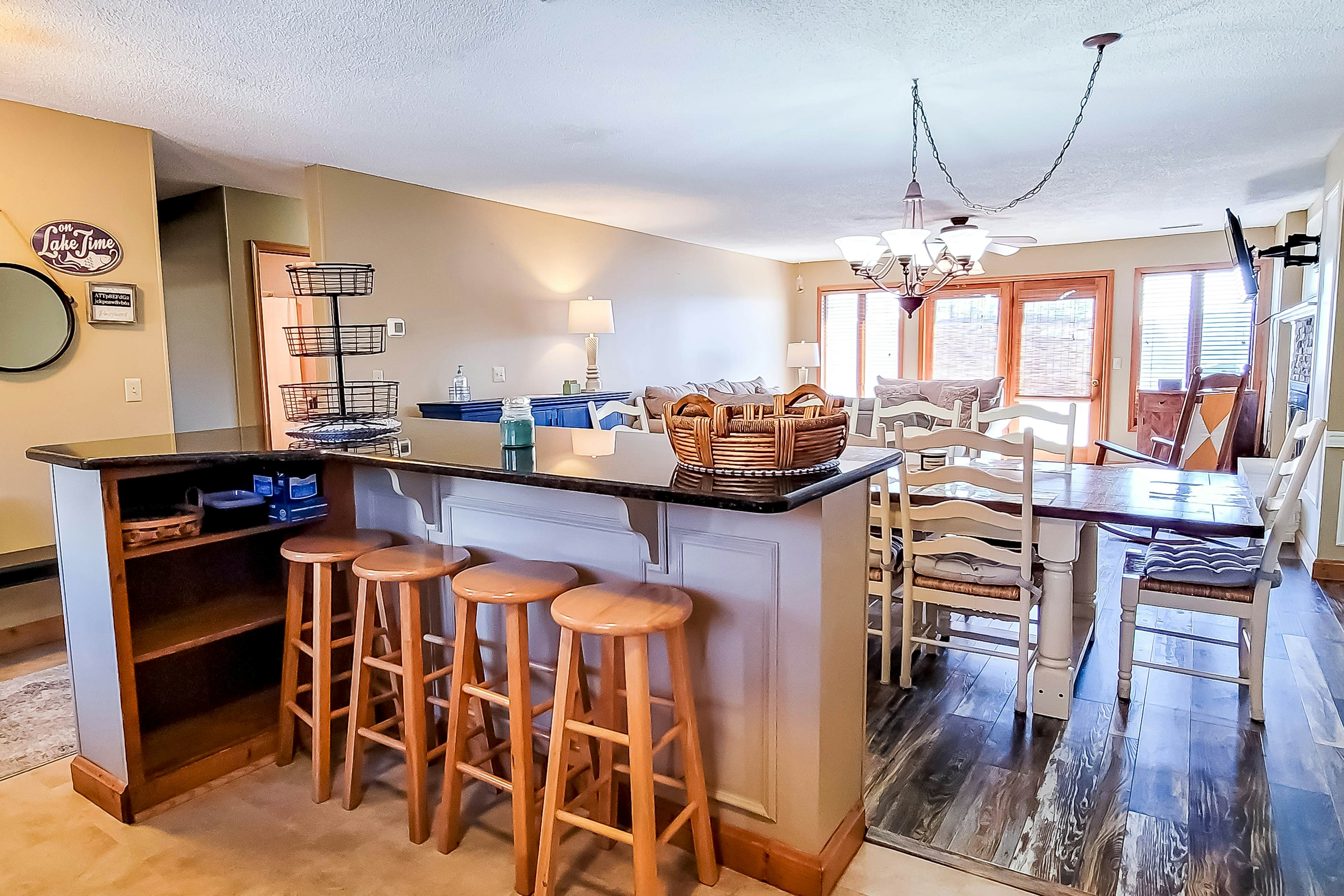 Lovely Lakeside Stay, Sleeps 16・Tennis Court・Deck