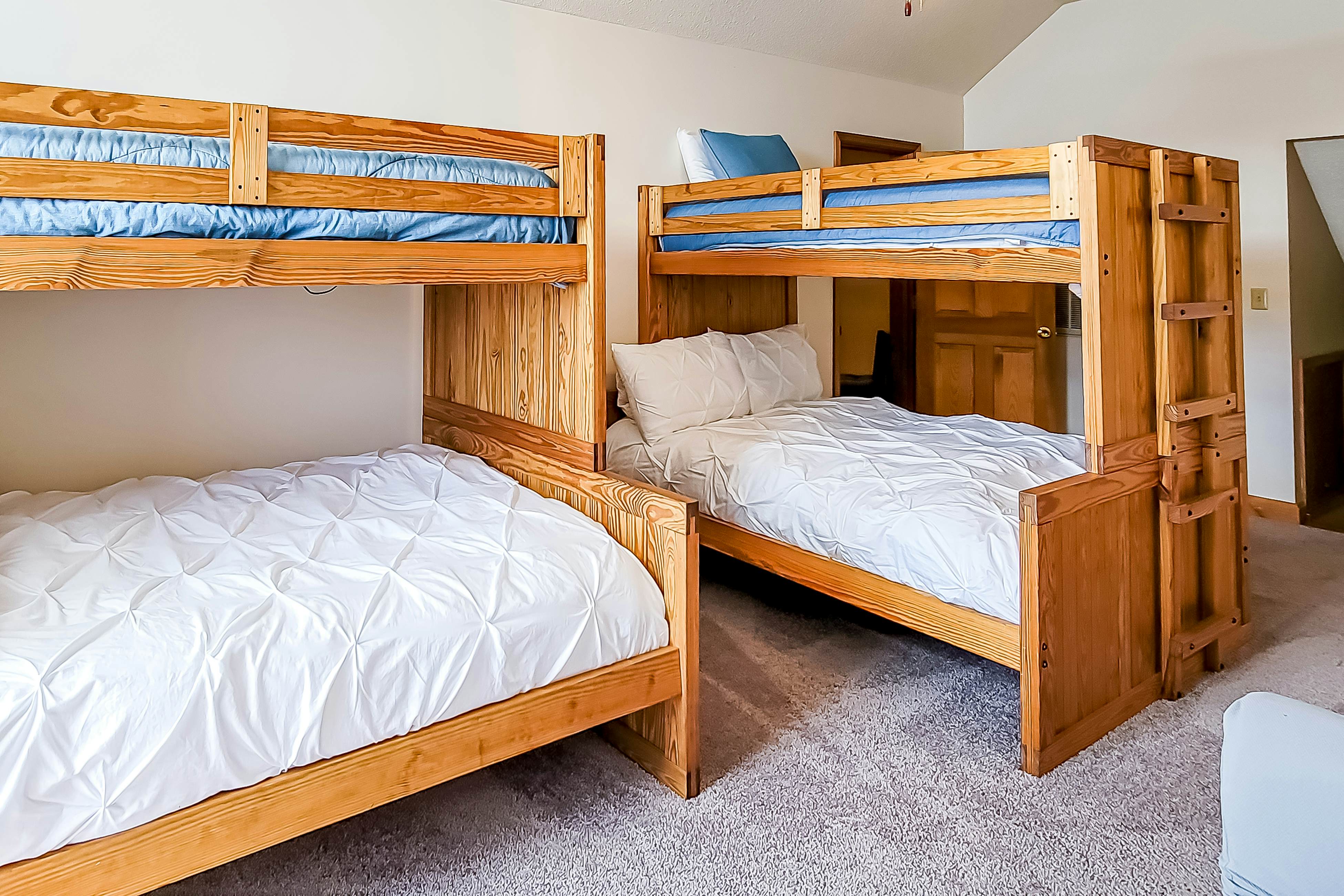 Lovely Lakeside Stay, Sleeps 16・Tennis Court・Deck