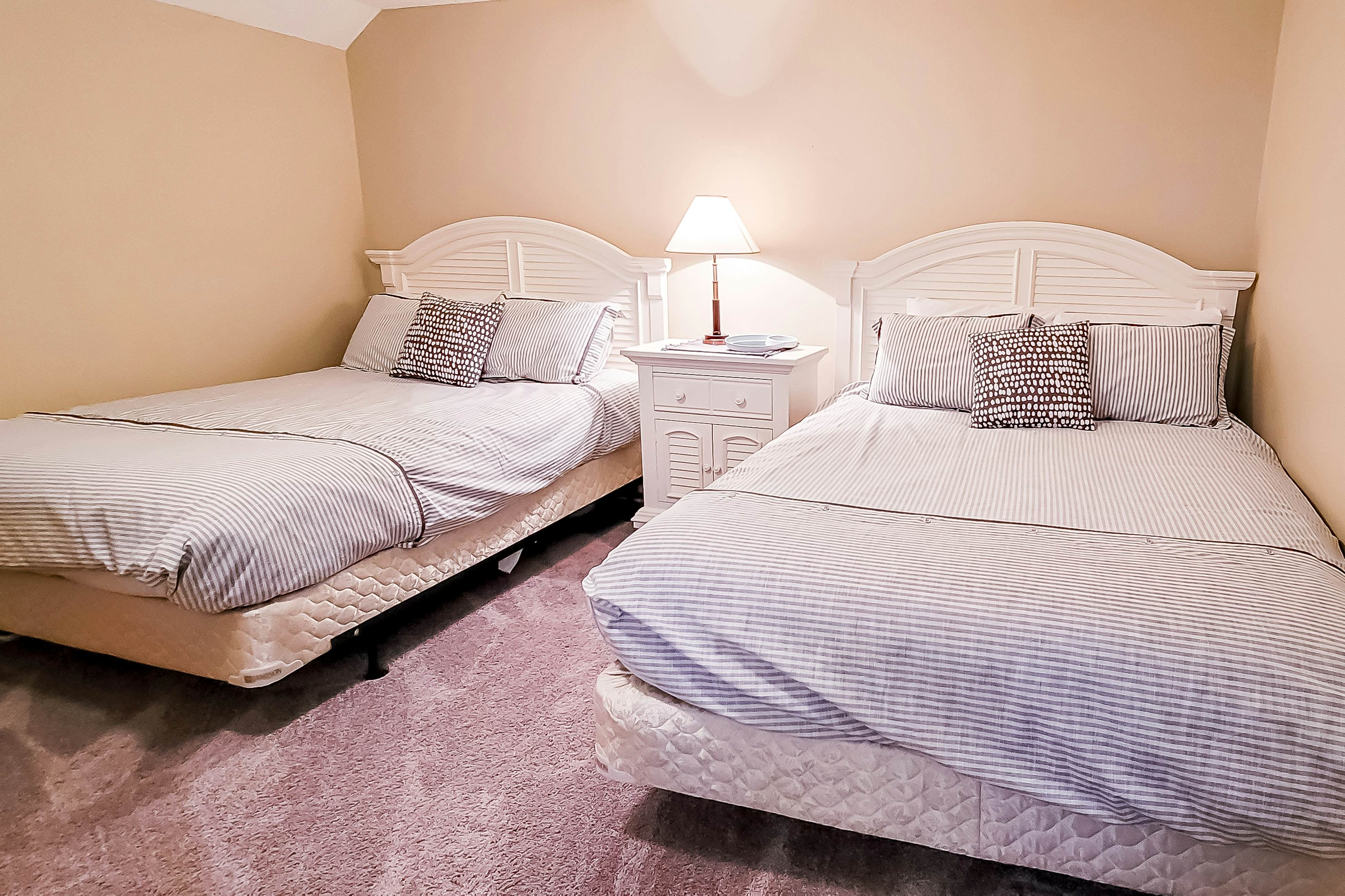 Lovely Lakeside Stay, Sleeps 16・Tennis Court・Deck