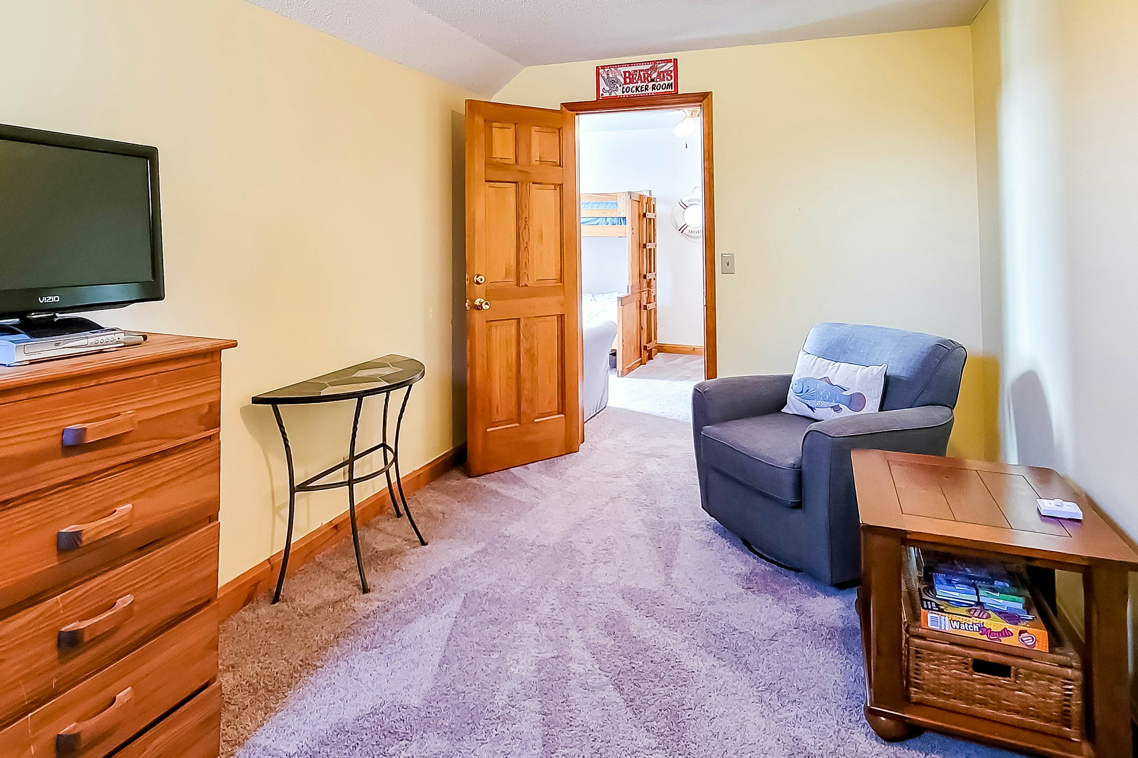 Lovely Lakeside Stay, Sleeps 16・Tennis Court・Deck