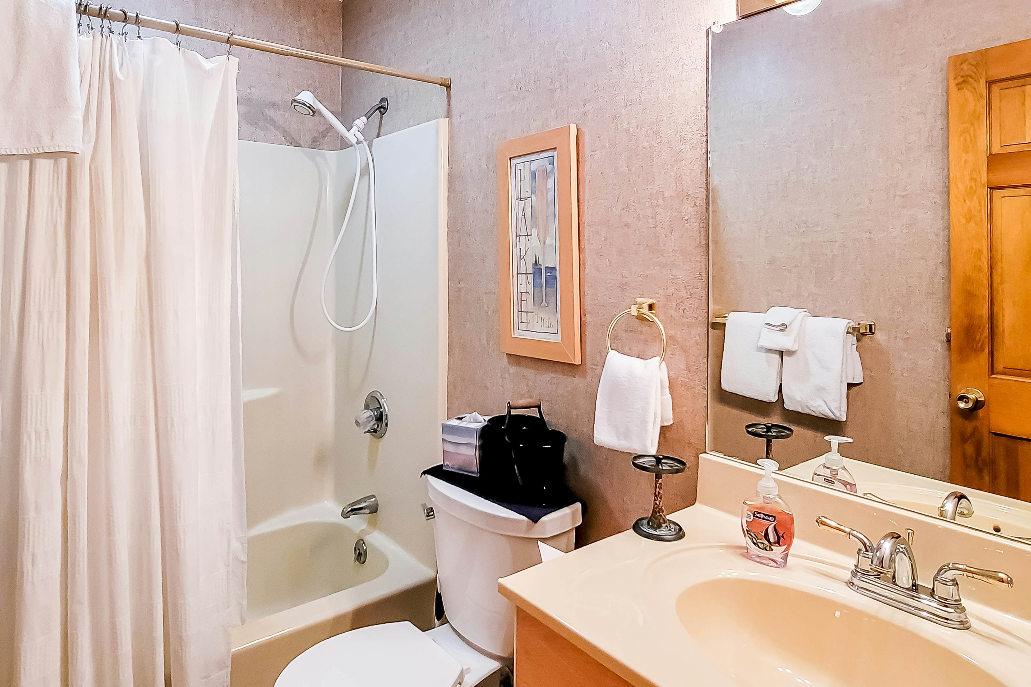 Lovely Lakeside Stay, Sleeps 16・Tennis Court・Deck