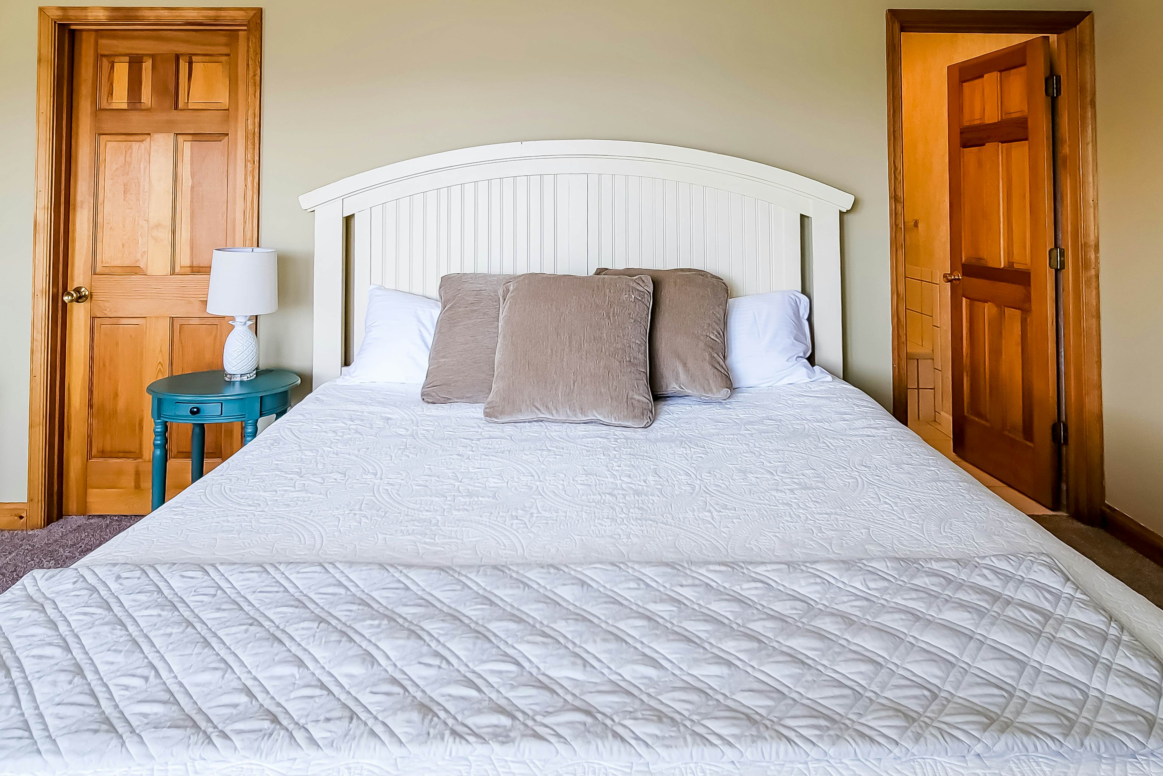 Lovely Lakeside Stay, Sleeps 16・Tennis Court・Deck