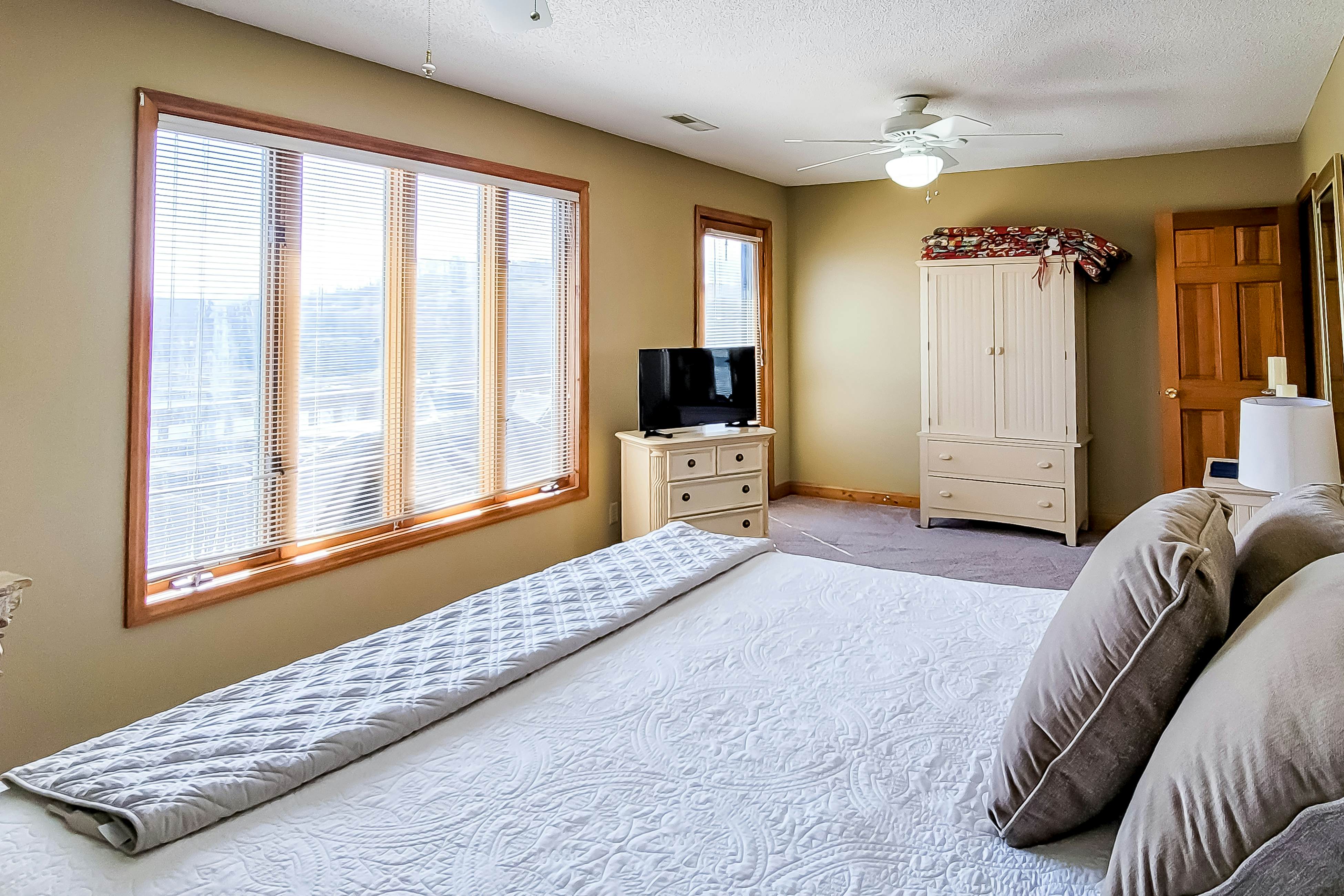 Lovely Lakeside Stay, Sleeps 16・Tennis Court・Deck