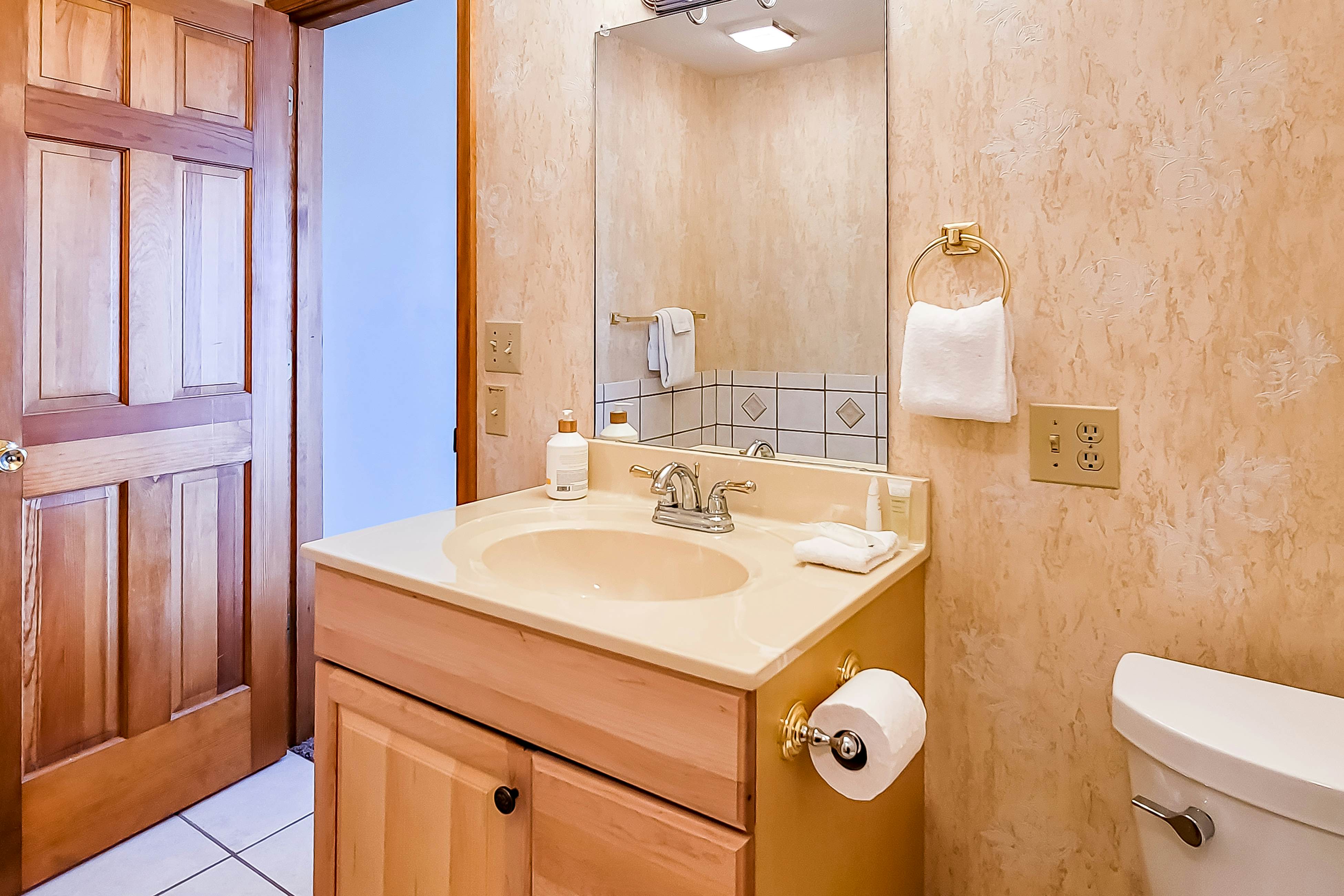 Lovely Lakeside Stay, Sleeps 16・Tennis Court・Deck