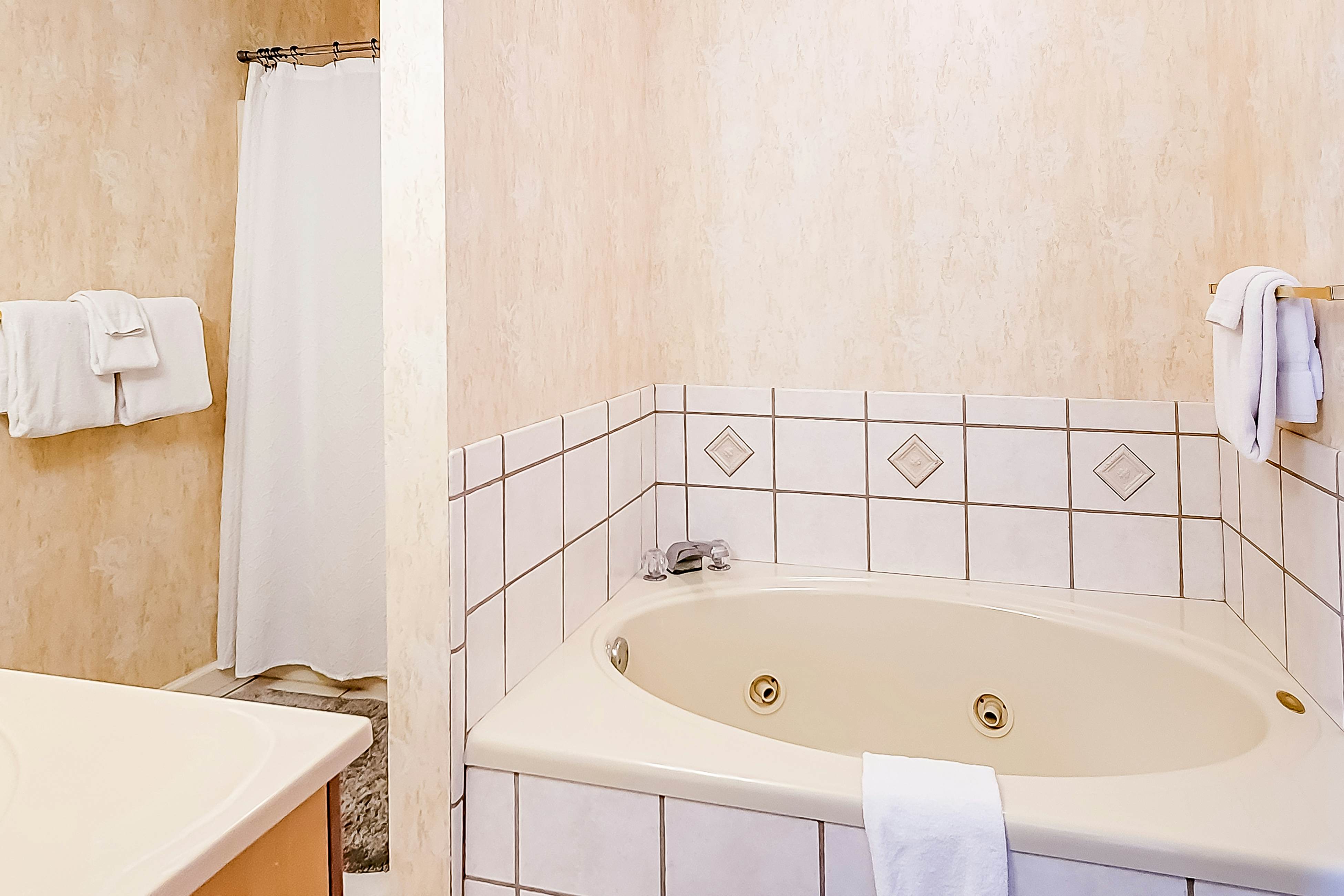 Lovely Lakeside Stay, Sleeps 16・Tennis Court・Deck