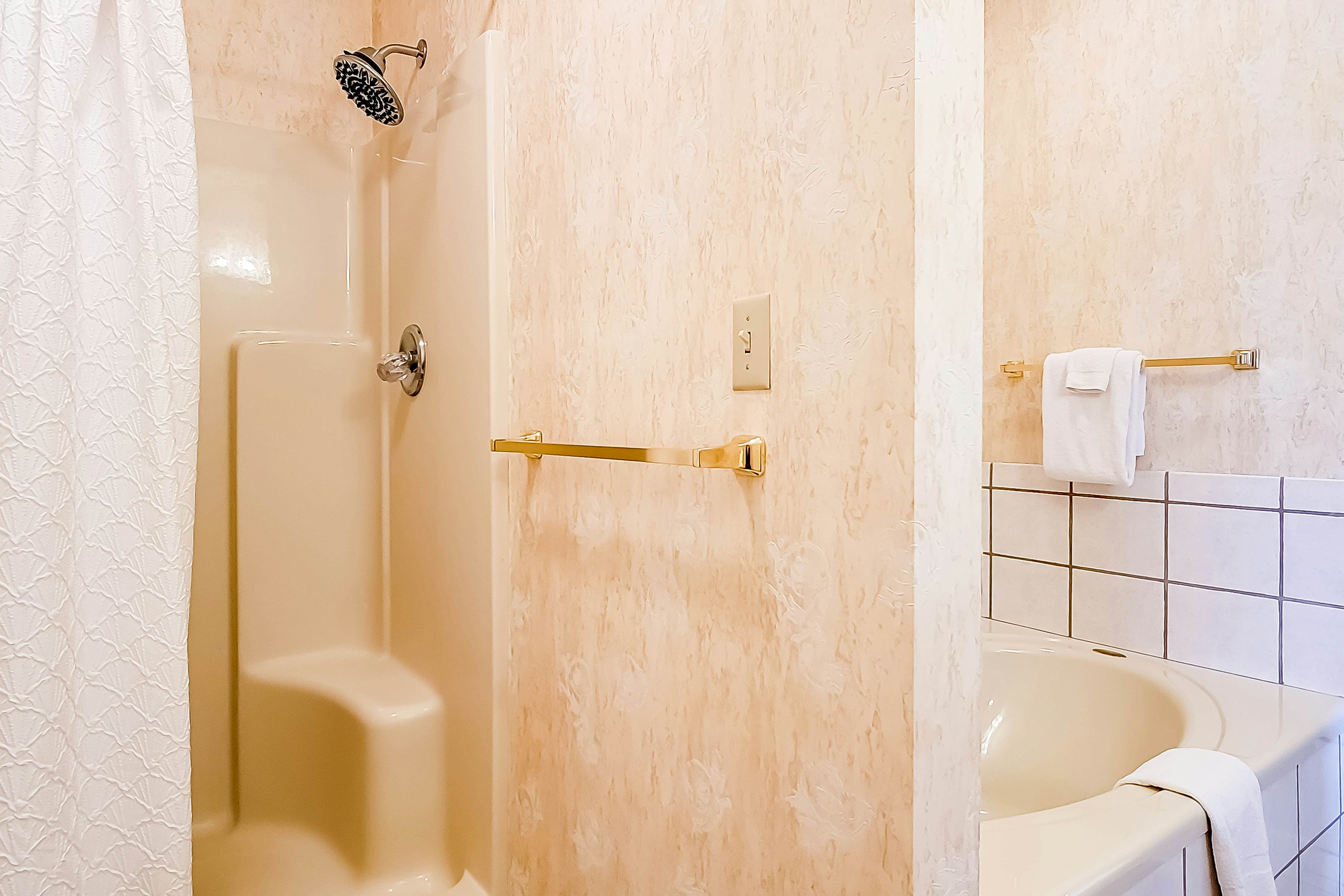 Lovely Lakeside Stay, Sleeps 16・Tennis Court・Deck