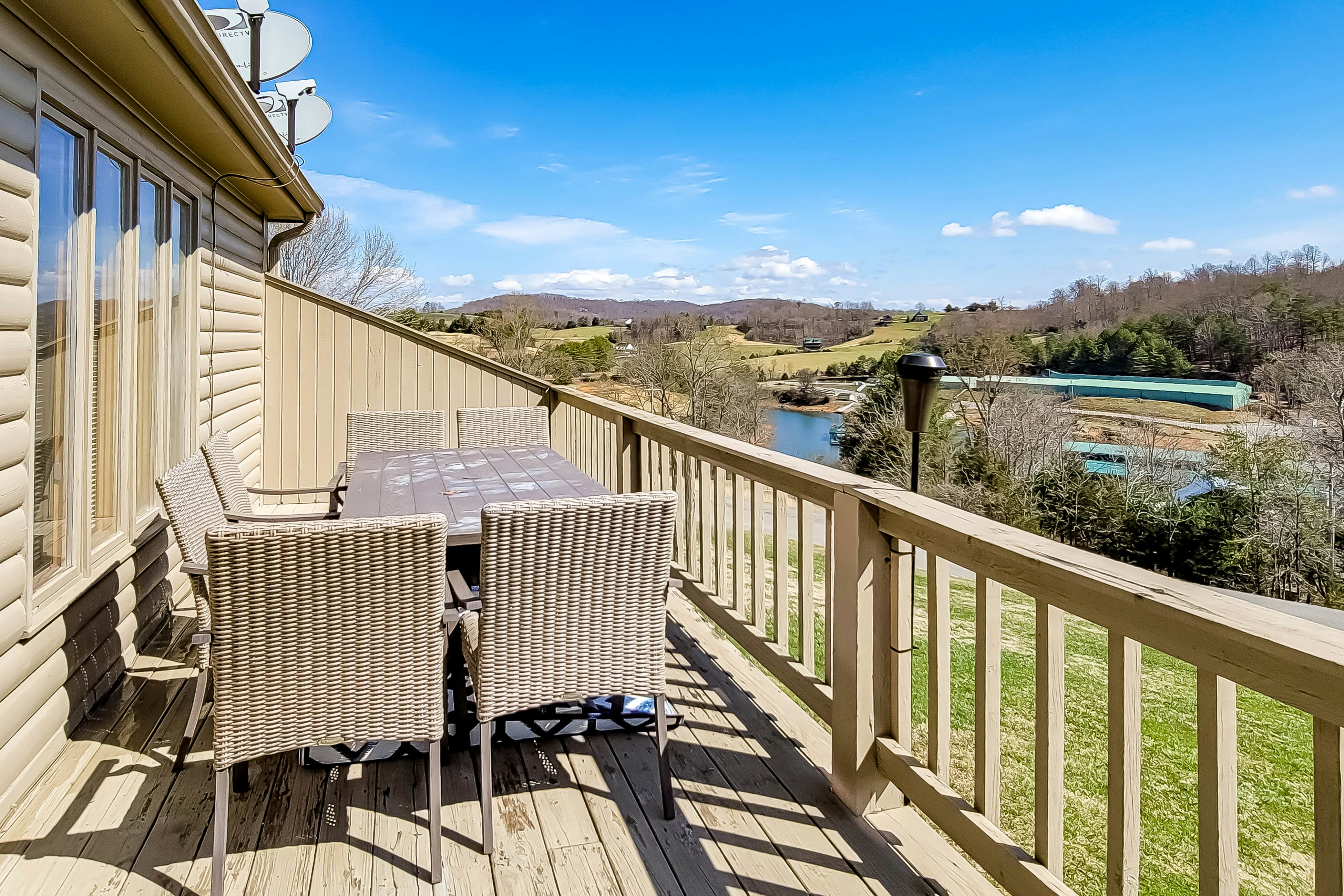 Lovely Lakeside Stay, Sleeps 16・Tennis Court・Deck