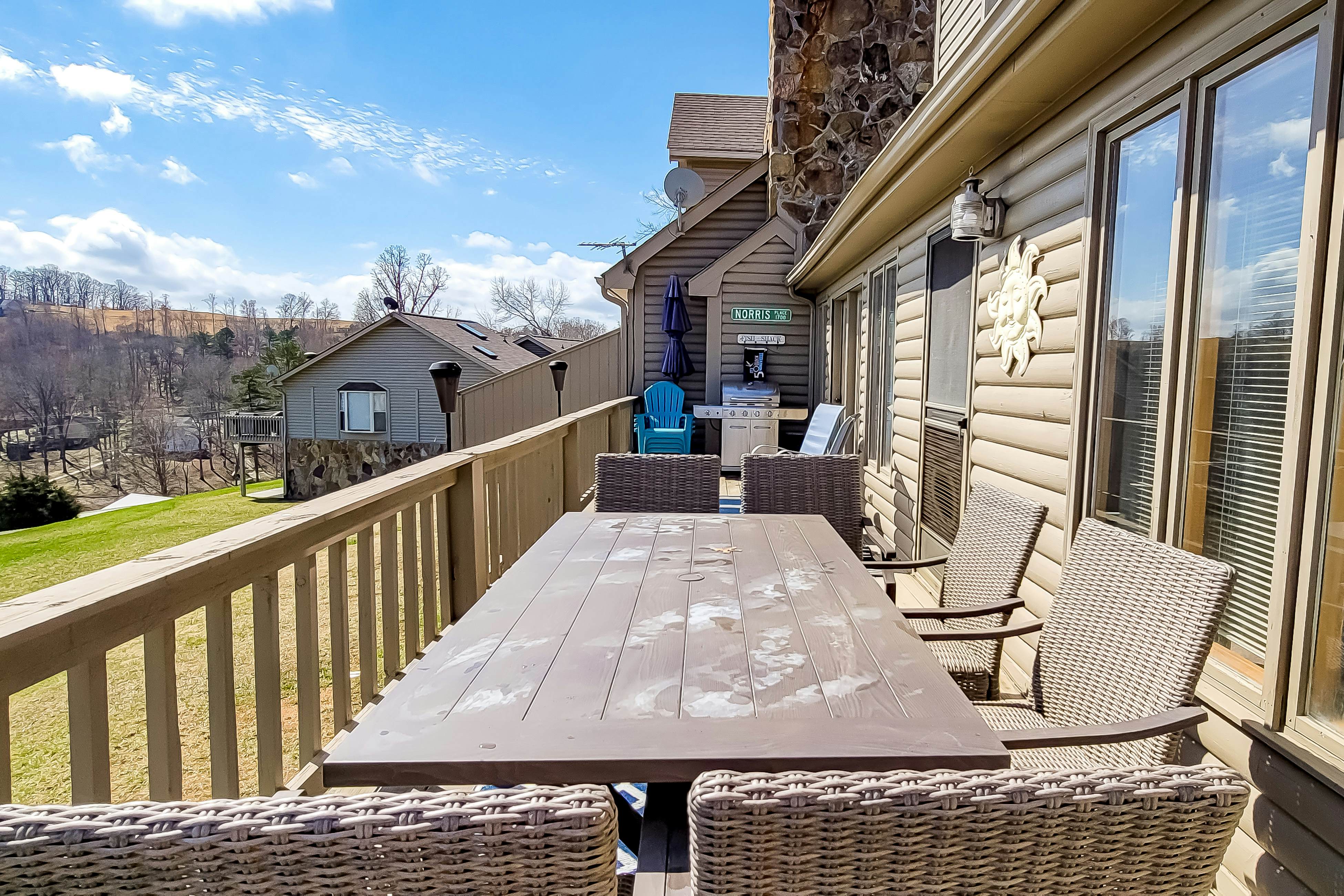 Lovely Lakeside Stay, Sleeps 16・Tennis Court・Deck