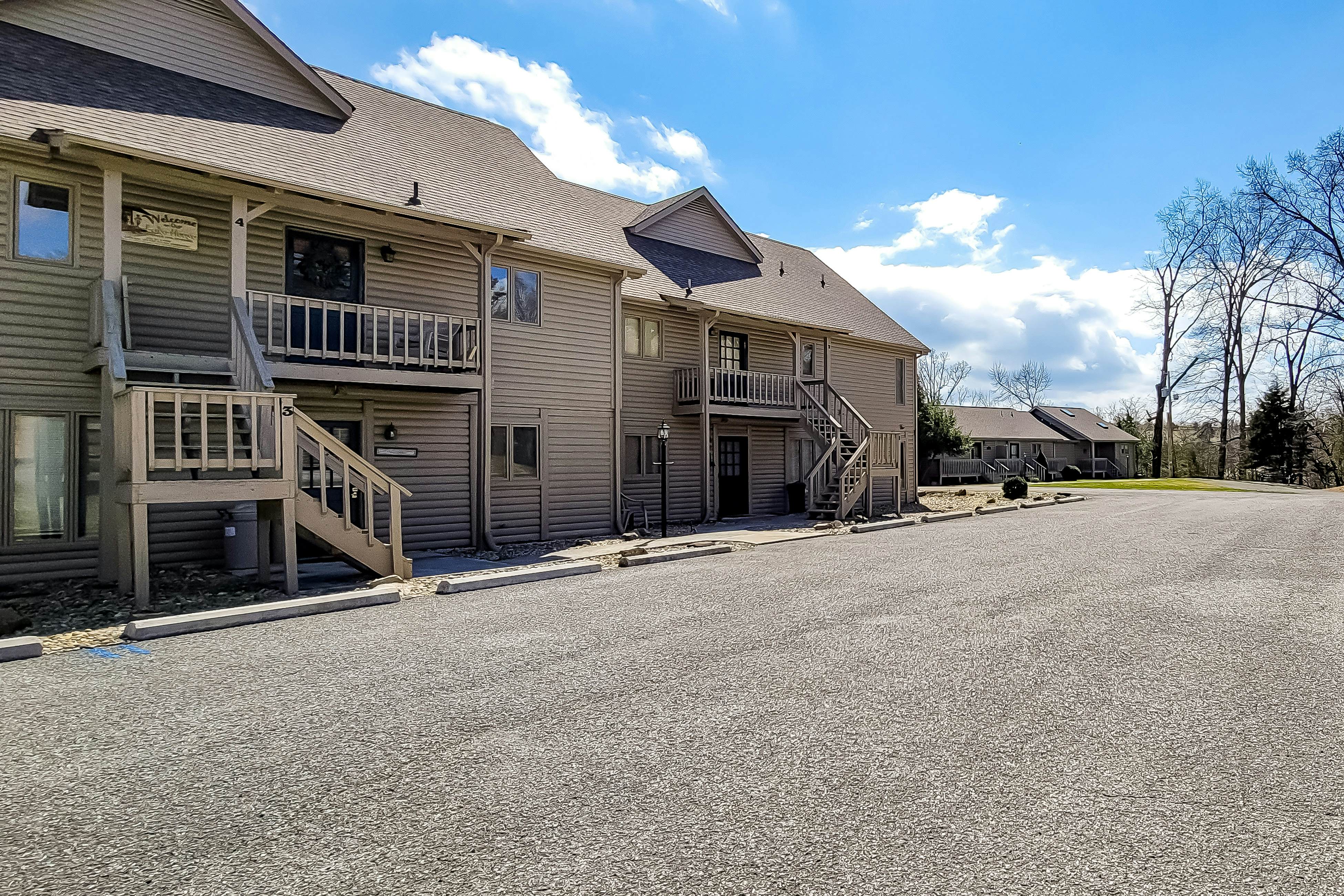 Lovely Lakeside Stay, Sleeps 16・Tennis Court・Deck