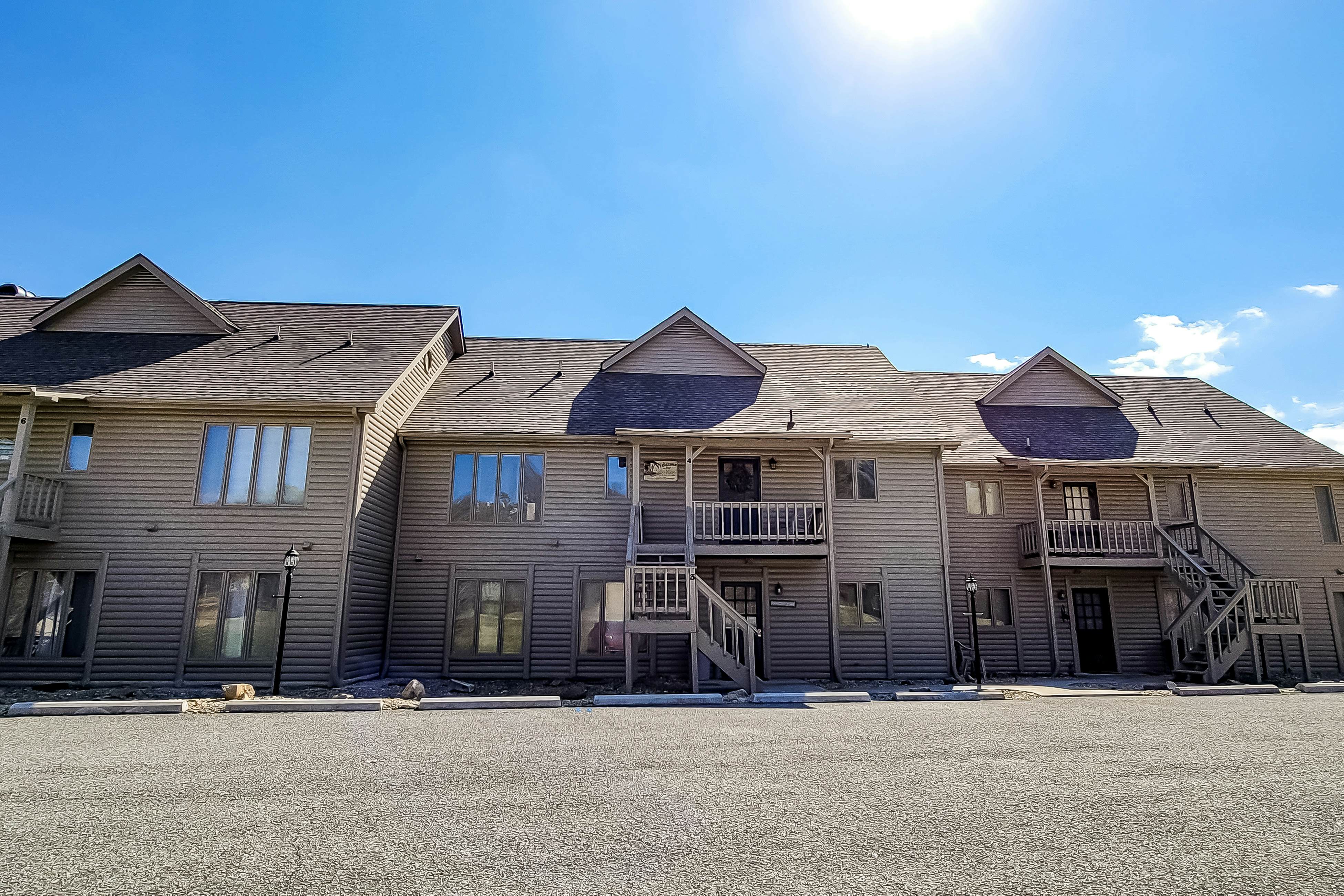 Lovely Lakeside Stay, Sleeps 16・Tennis Court・Deck