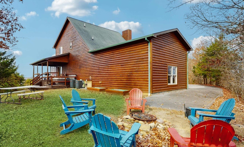 Peaceful Waterfront Retreat, Sleeps 8, Dock is available, & Grill