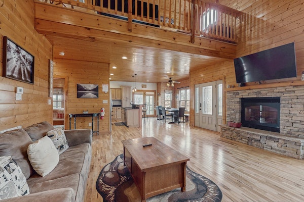 Peaceful Waterfront Retreat, Sleeps 8, Dock is available, & Grill