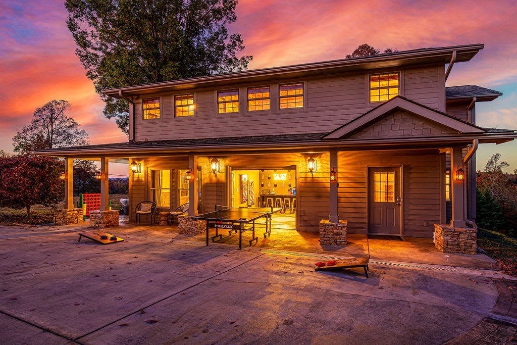 Serene Cabin, Sleeps 12 W Views・Hot tub・Games