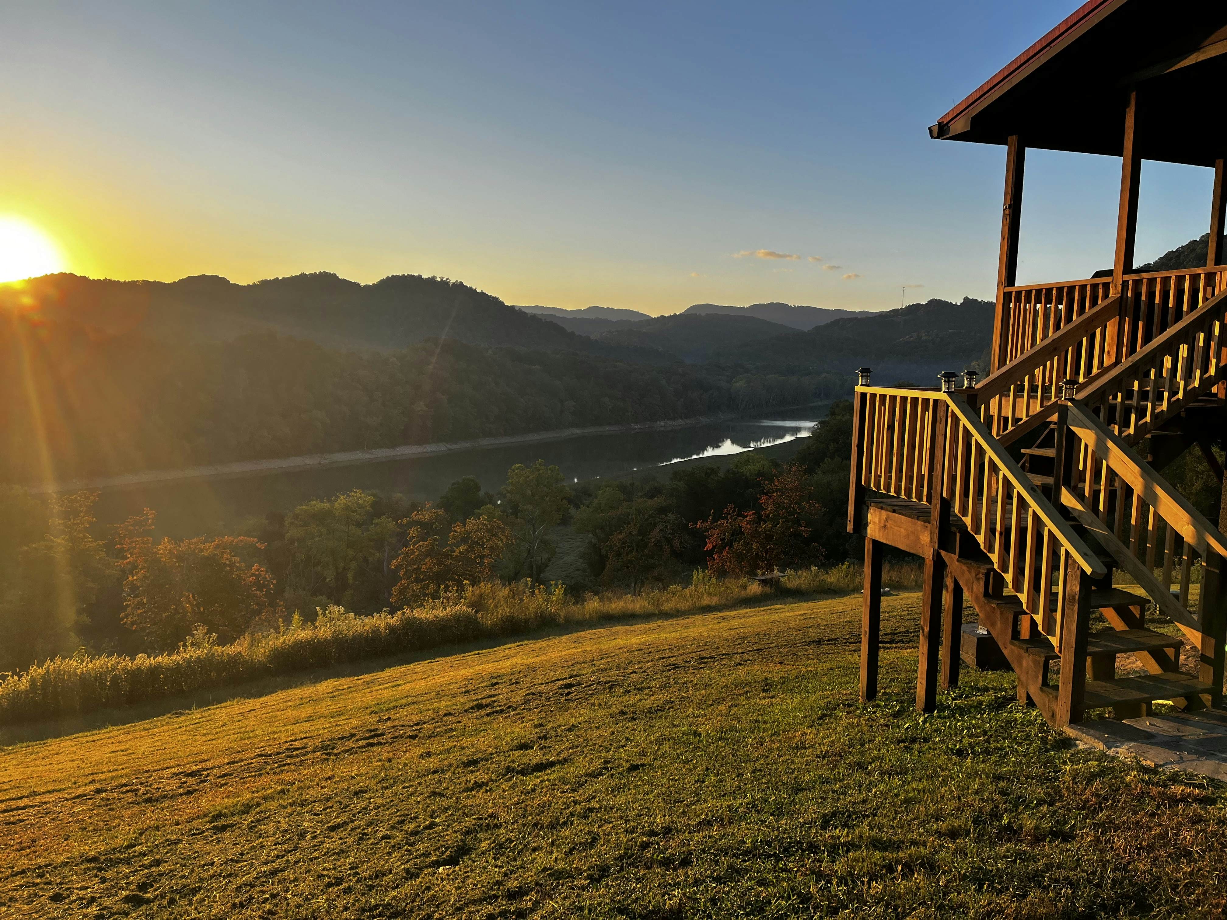 Lovely dog-friendly cabin overlooking the river w/kids games, Wi-Fi