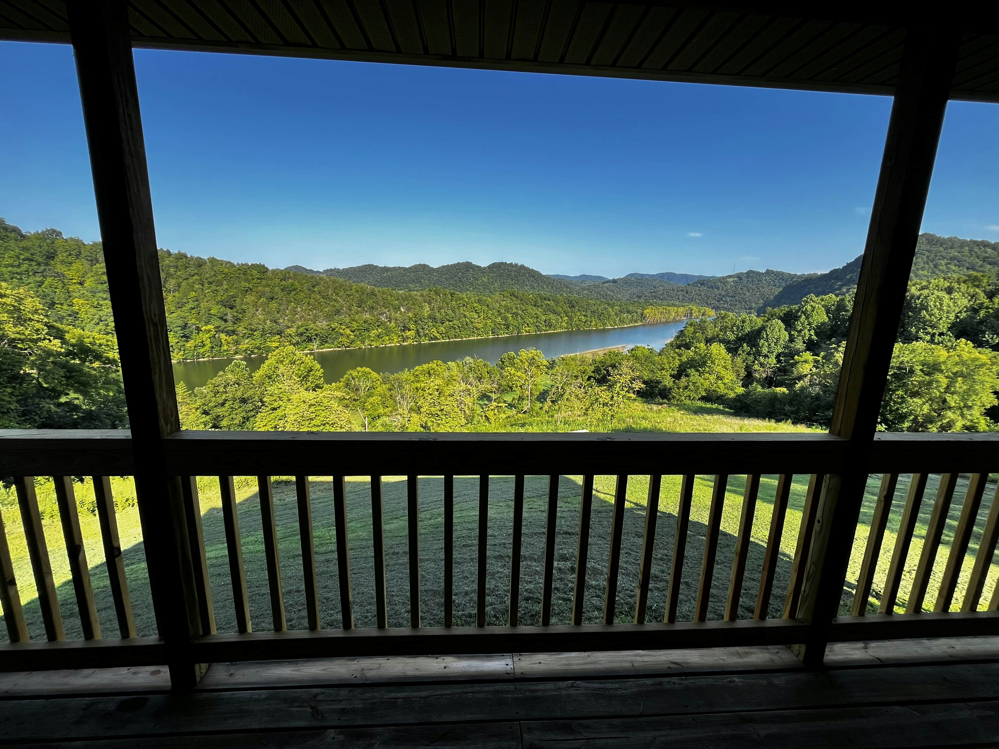 Lovely dog-friendly cabin overlooking the river w/kids games, Wi-Fi