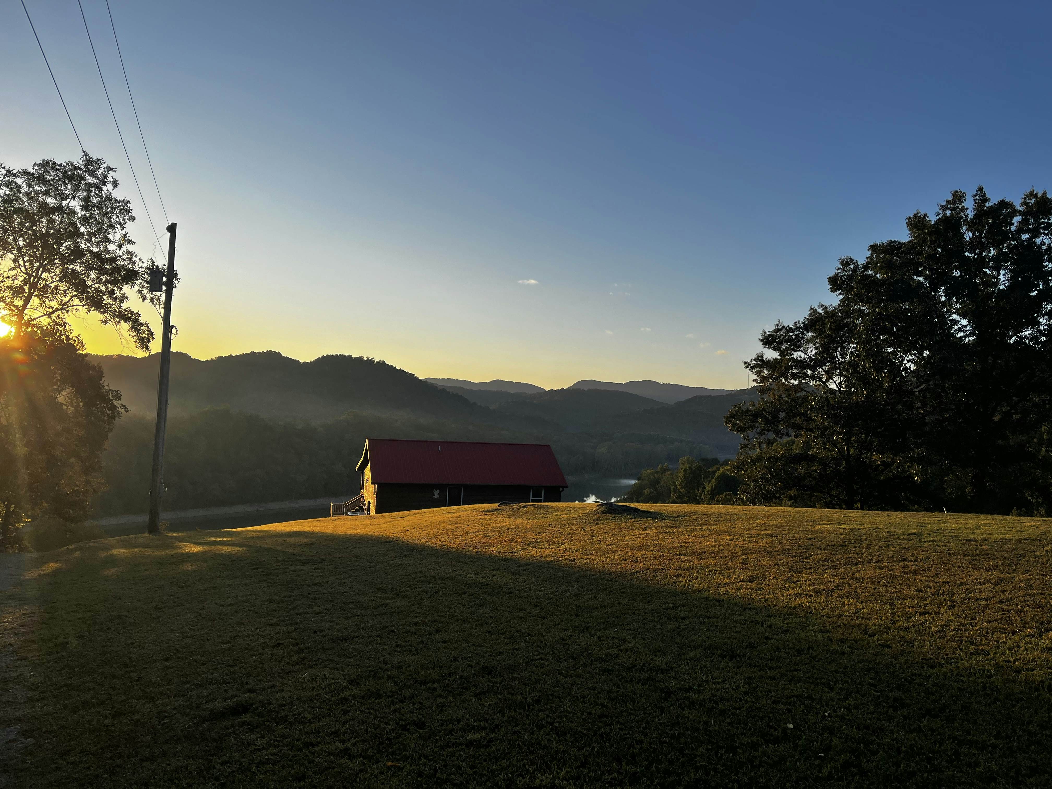 Lovely dog-friendly cabin overlooking the river w/kids games, Wi-Fi