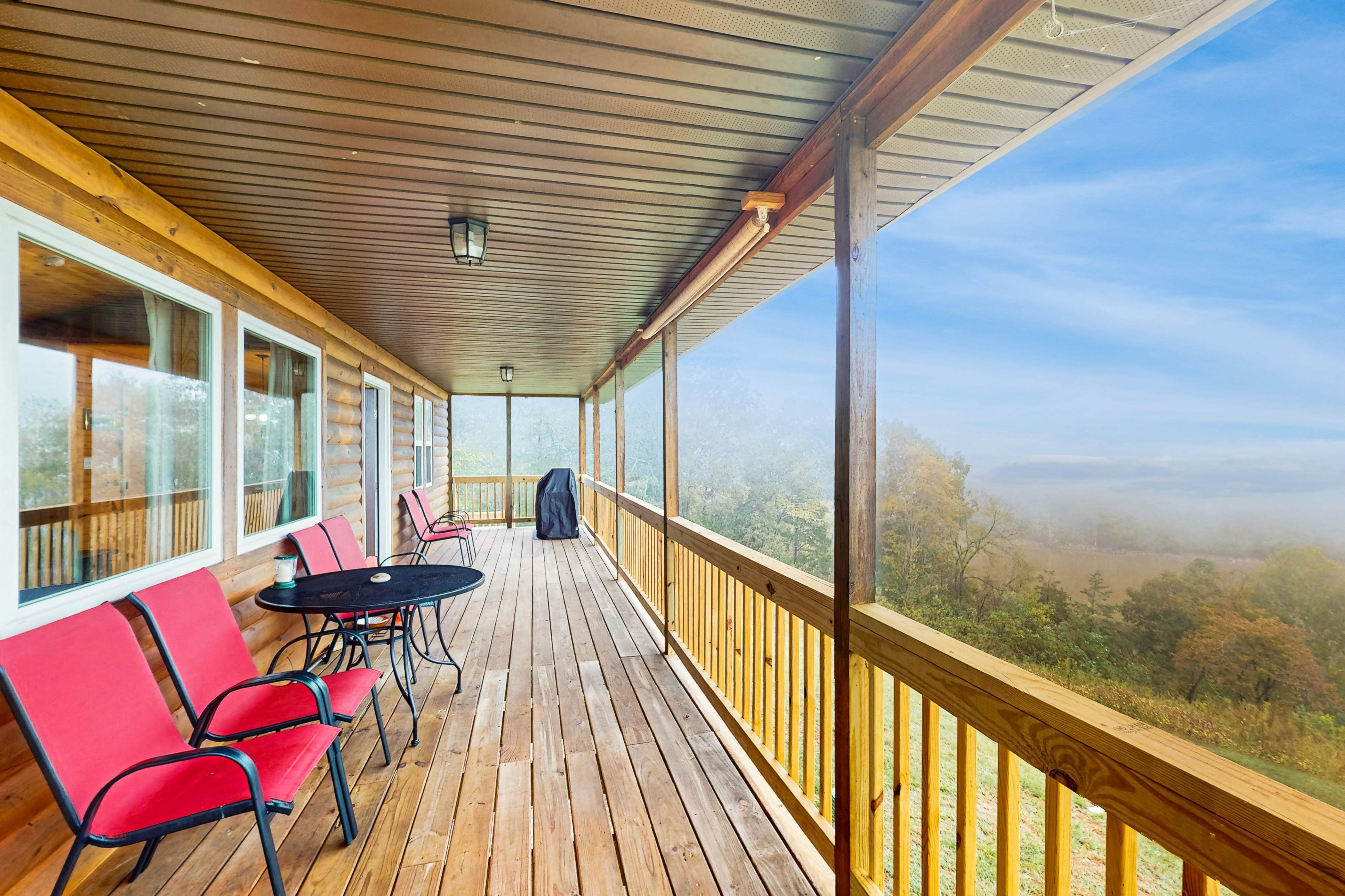 Lovely dog-friendly cabin overlooking the river w/kids games, Wi-Fi