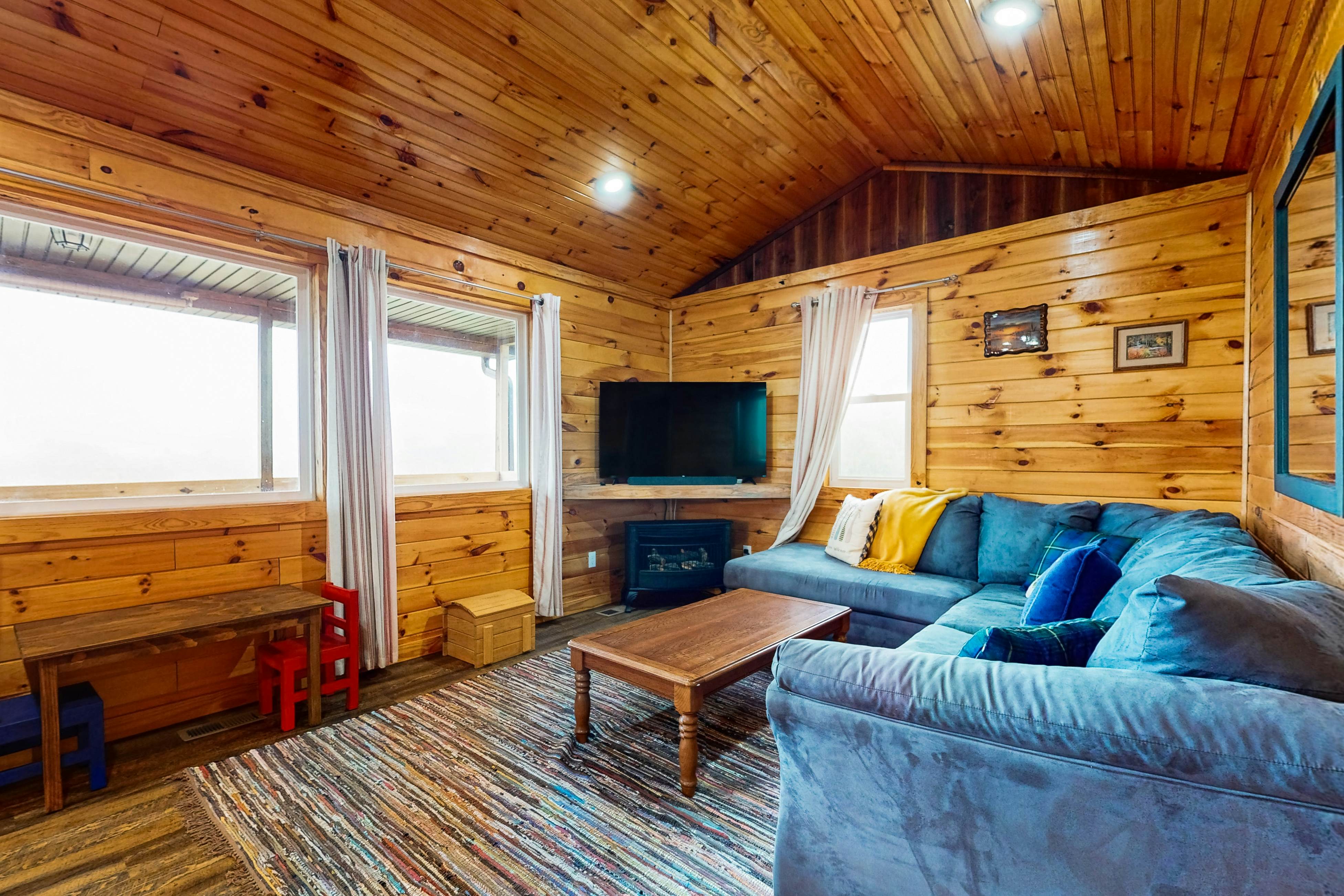 Lovely dog-friendly cabin overlooking the river w/kids games, Wi-Fi