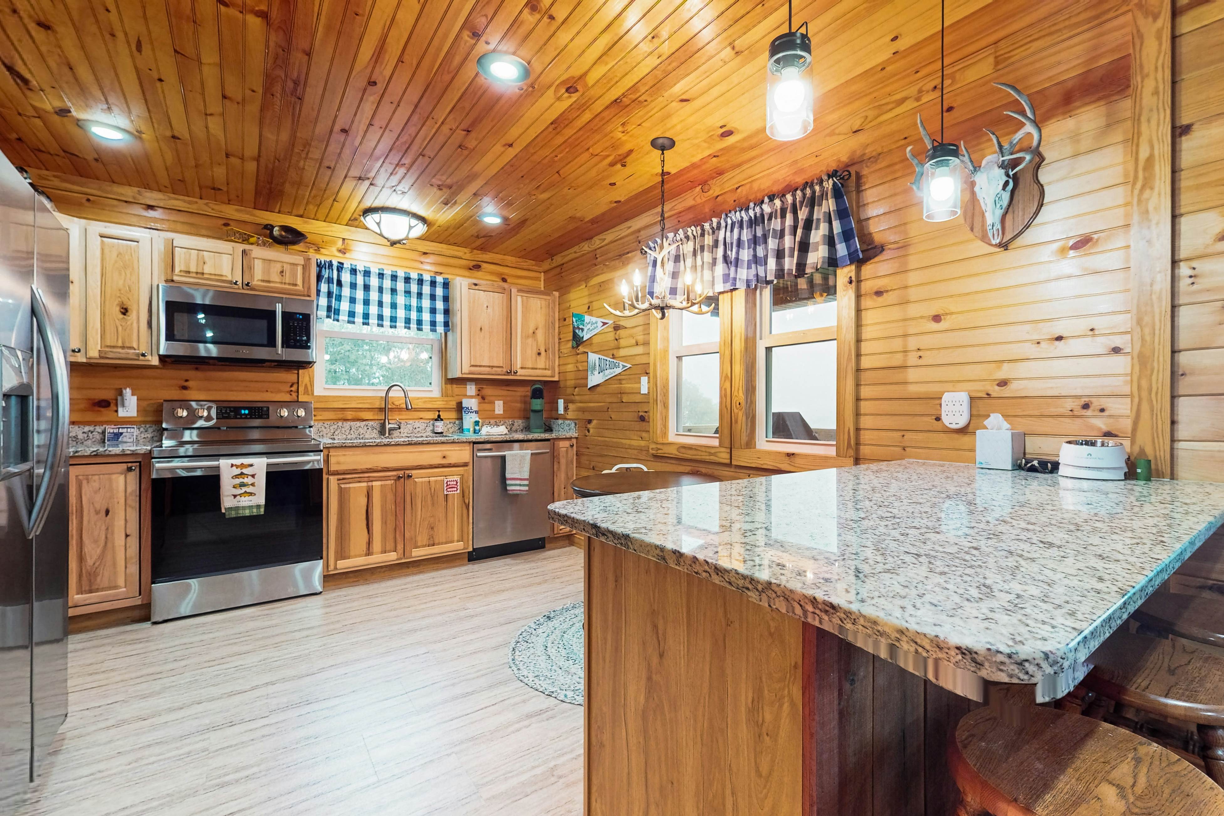 Lovely dog-friendly cabin overlooking the river w/kids games, Wi-Fi