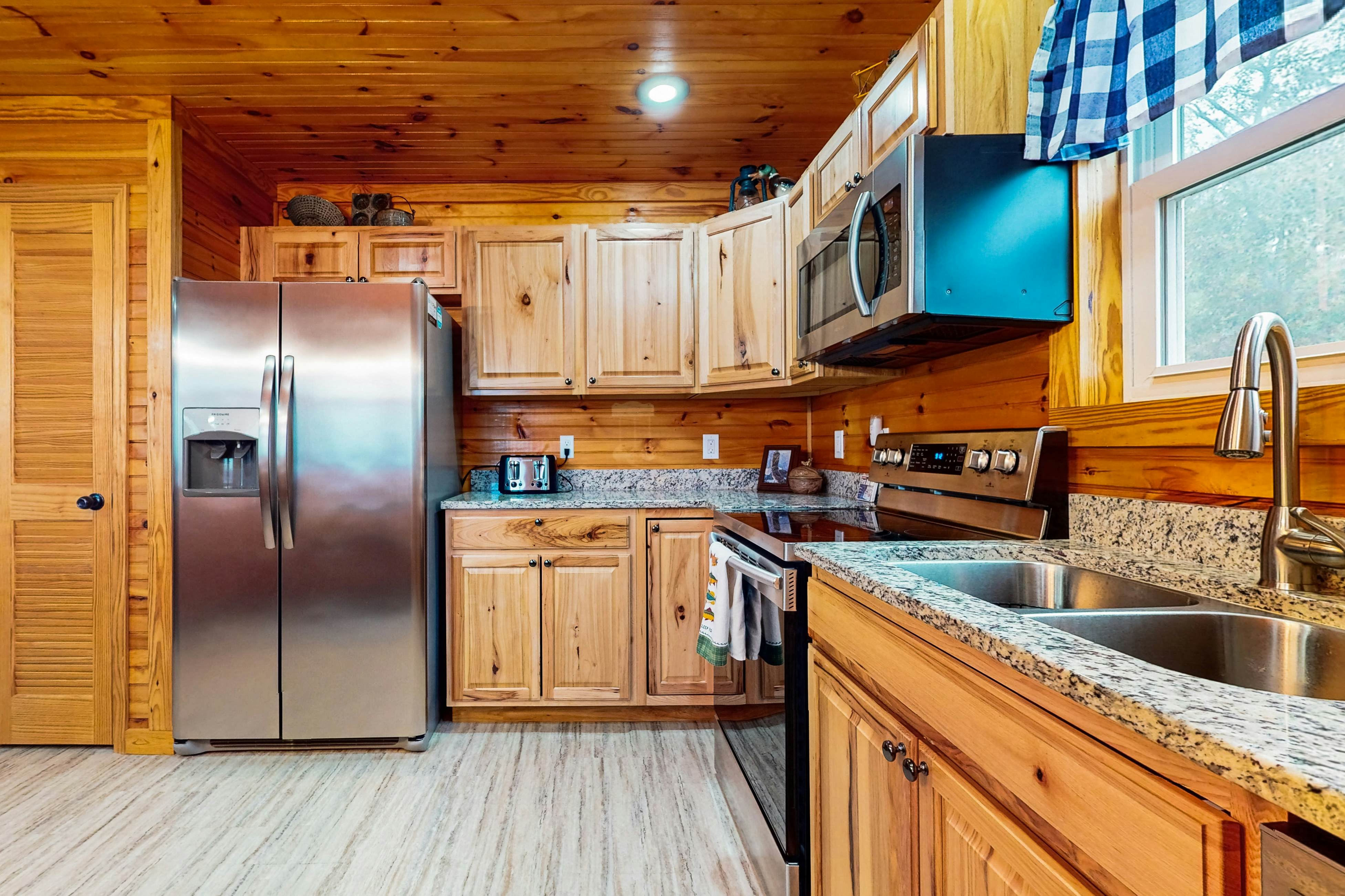 Lovely dog-friendly cabin overlooking the river w/kids games, Wi-Fi