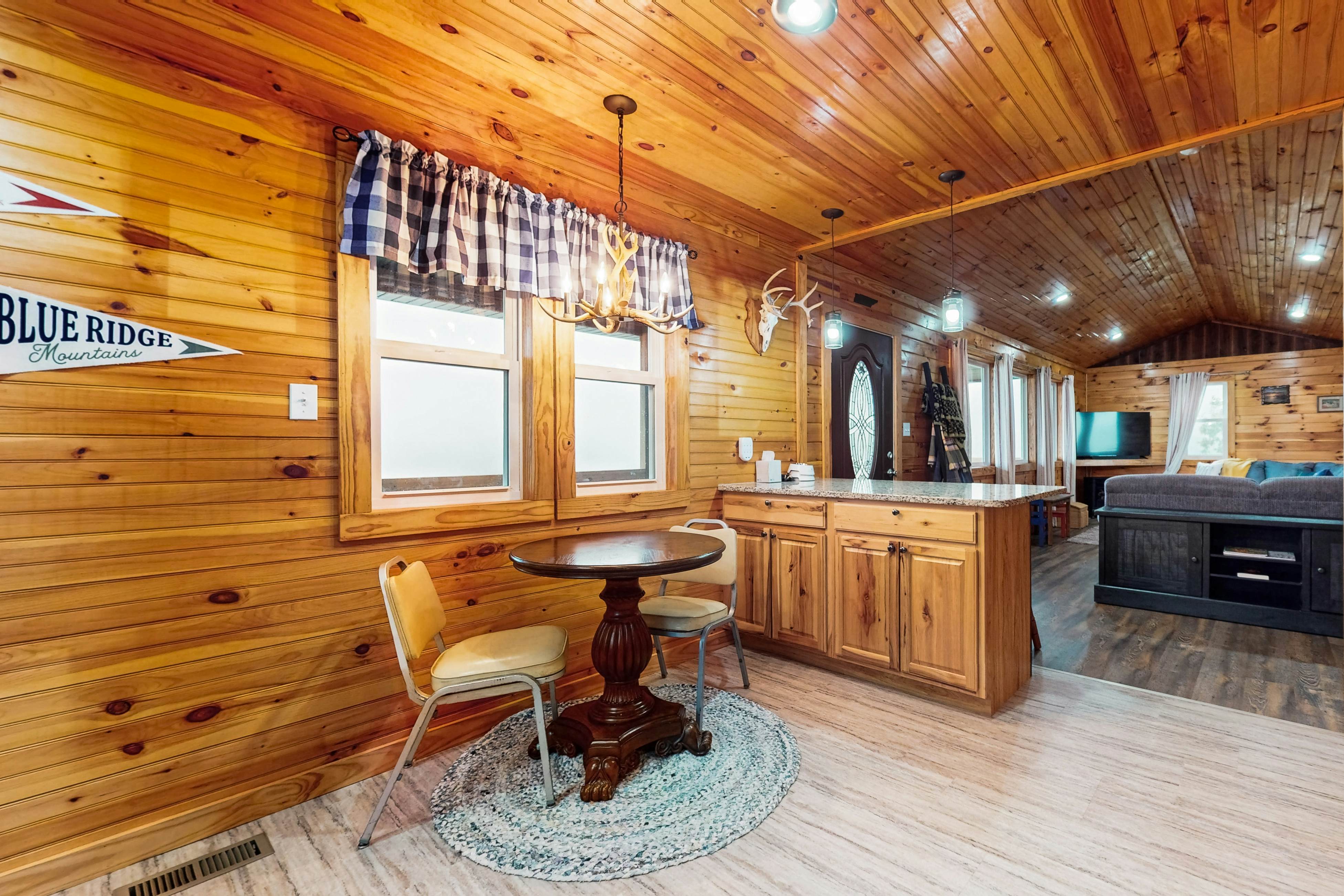 Lovely dog-friendly cabin overlooking the river w/kids games, Wi-Fi