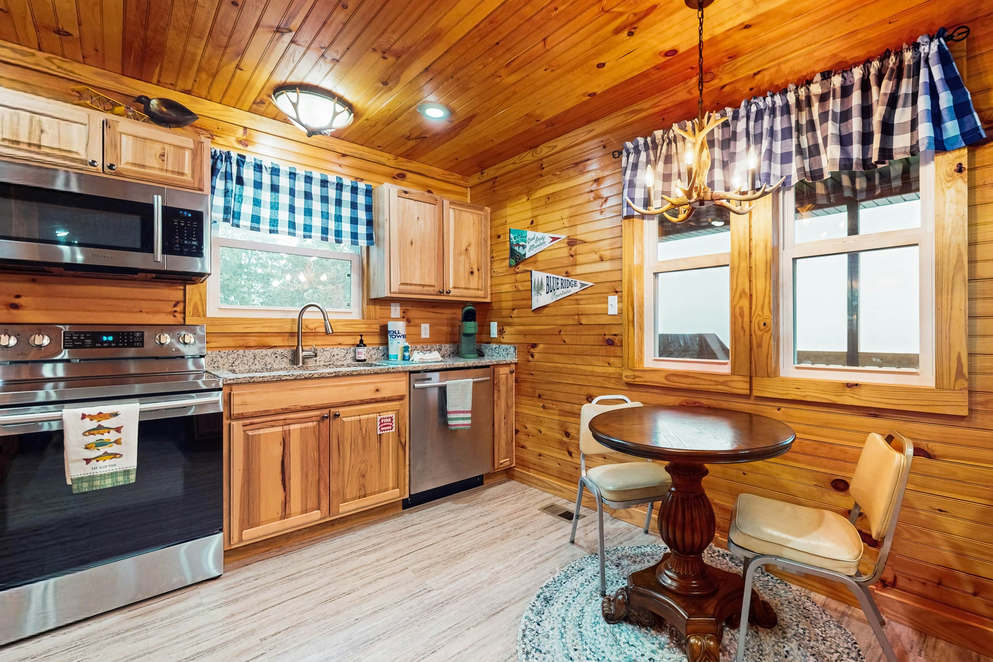 Lovely dog-friendly cabin overlooking the river w/kids games, Wi-Fi